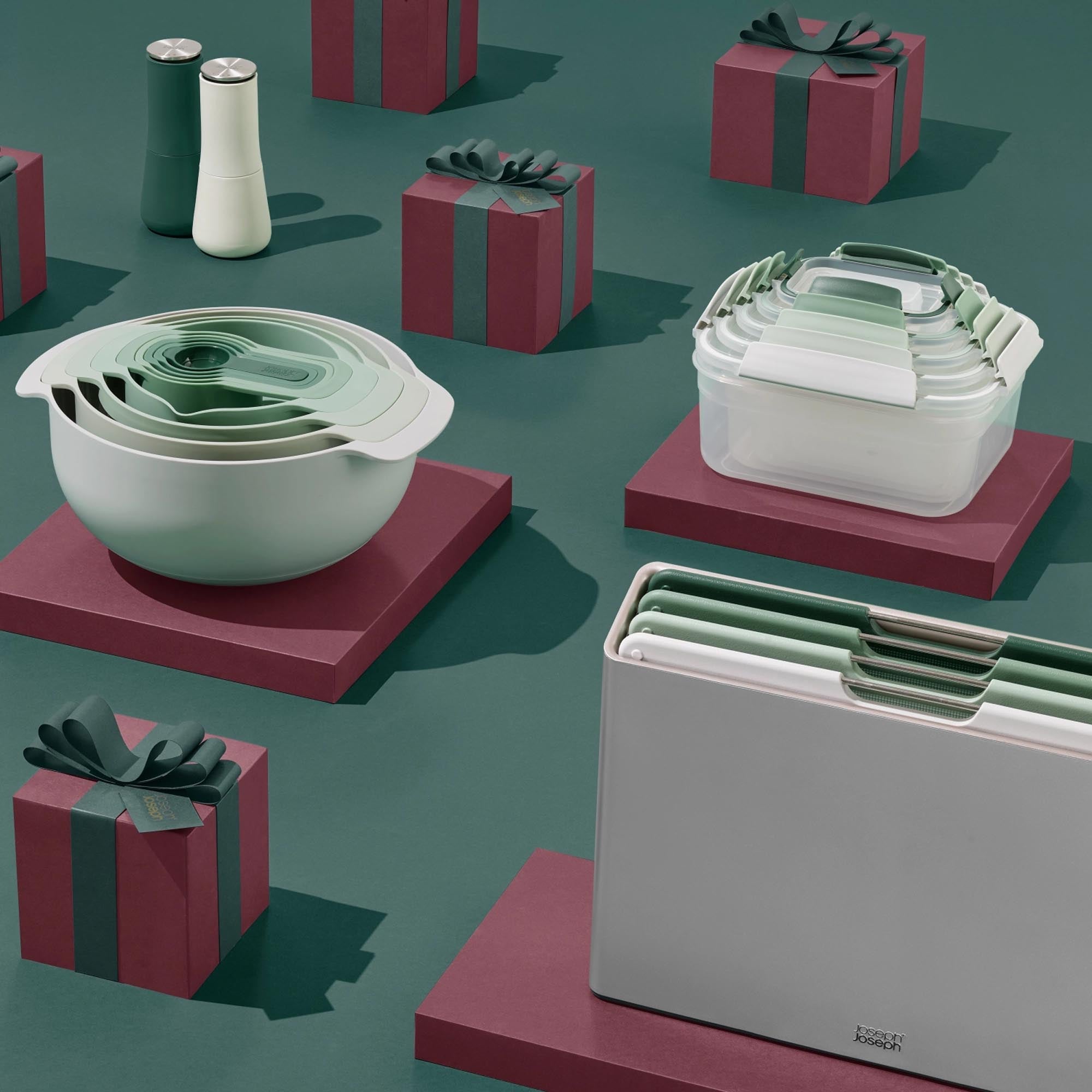 Folio Sage: Grosses, stilvolles 4er Schneidebrett-Set von Joseph Joseph.