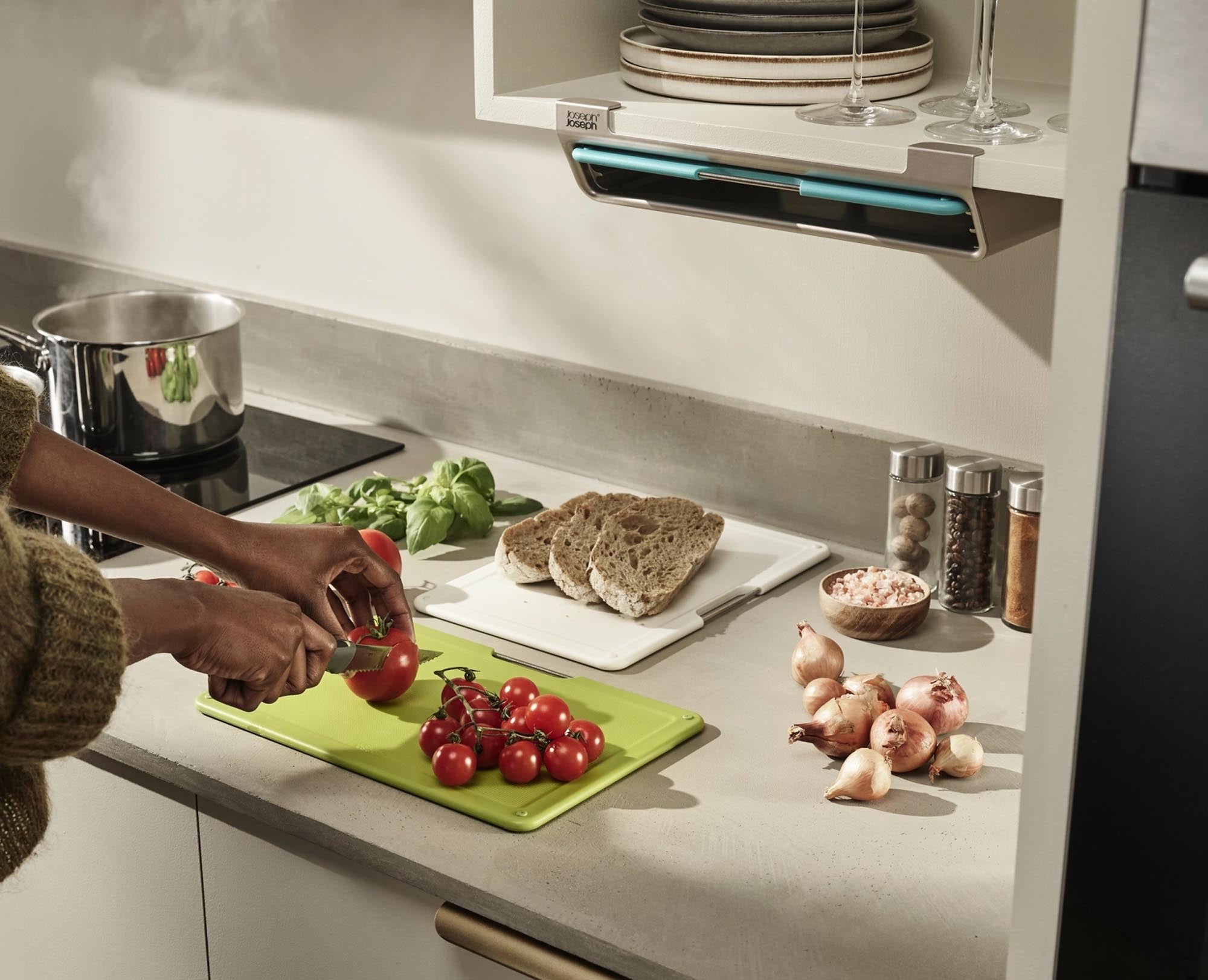 Das Folio Slim Schneidebrett-Set von Joseph Joseph vereint drei praktische, hygienische Bretter in einem eleganten Design, ideal für jede moderne Küche.