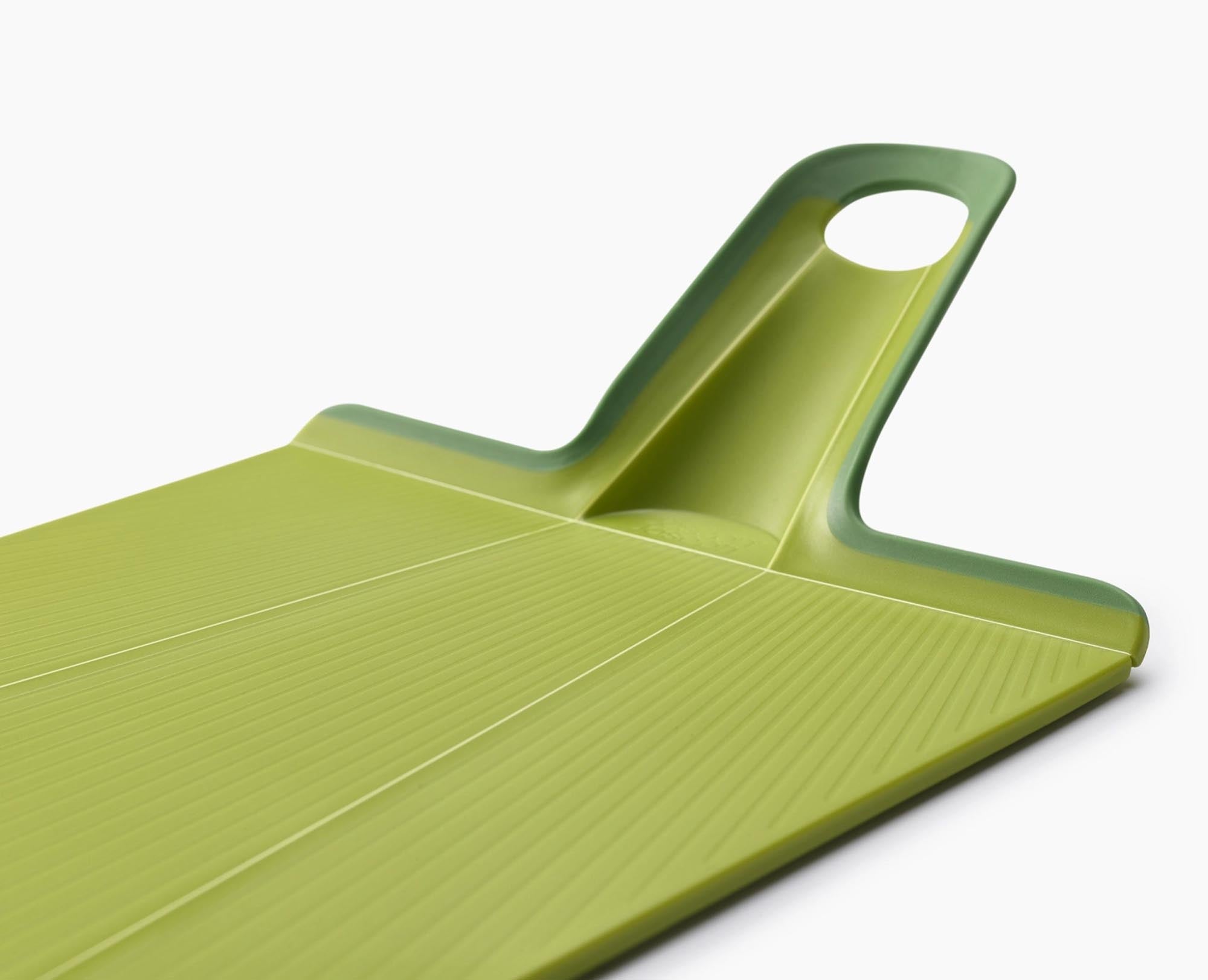 Das Chop2Pot Plus Schneidebrett von Joseph Joseph in Grün: faltbar, schnittfest, BPA-frei, rutschfest, ideal für effizientes Kochen.