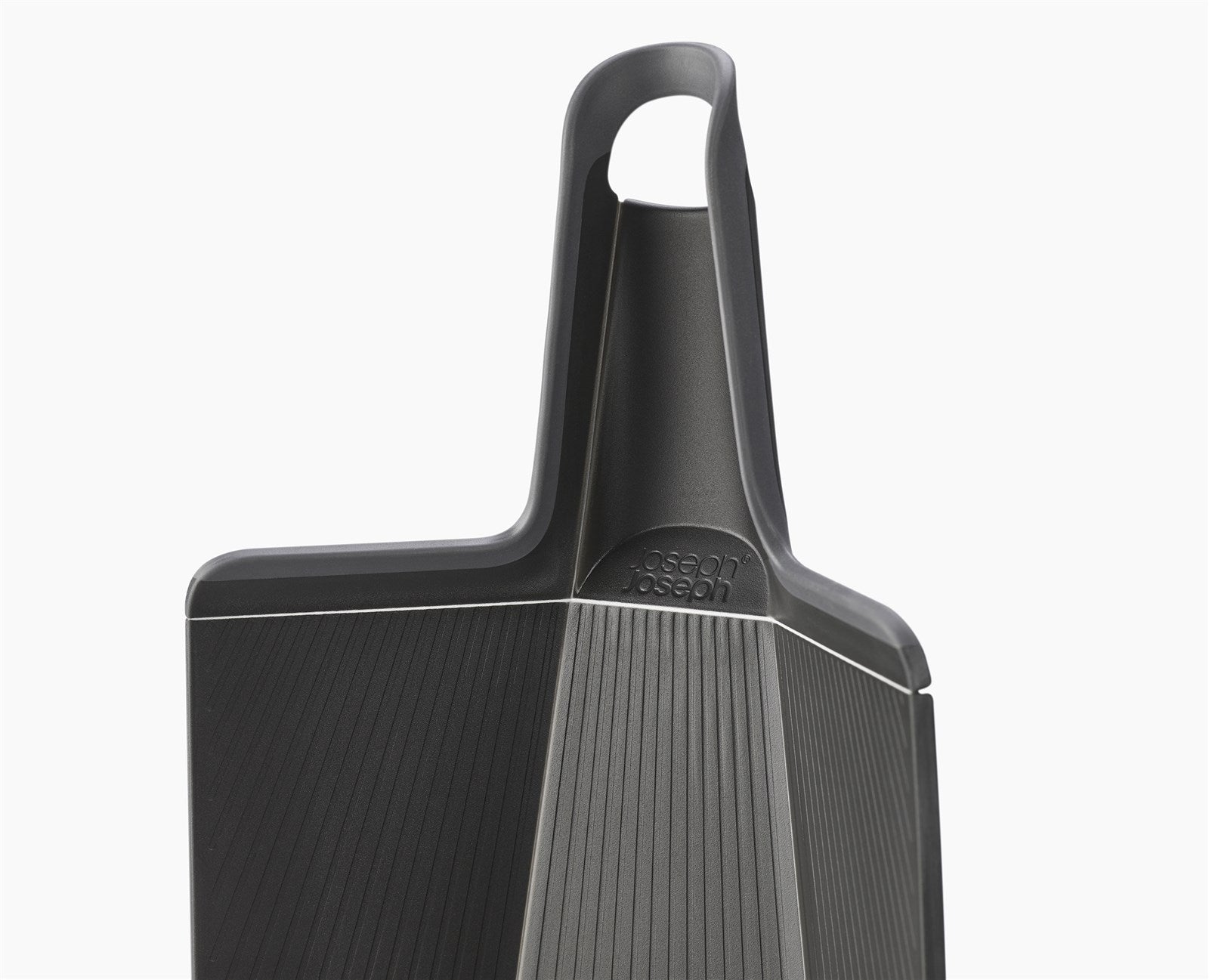 Entdecken Sie das Chop2Pot Plus Faltbare Schneidebrett von Joseph Joseph: Praktisch, platzsparend und rutschfest. Perfekt für jede Küche!