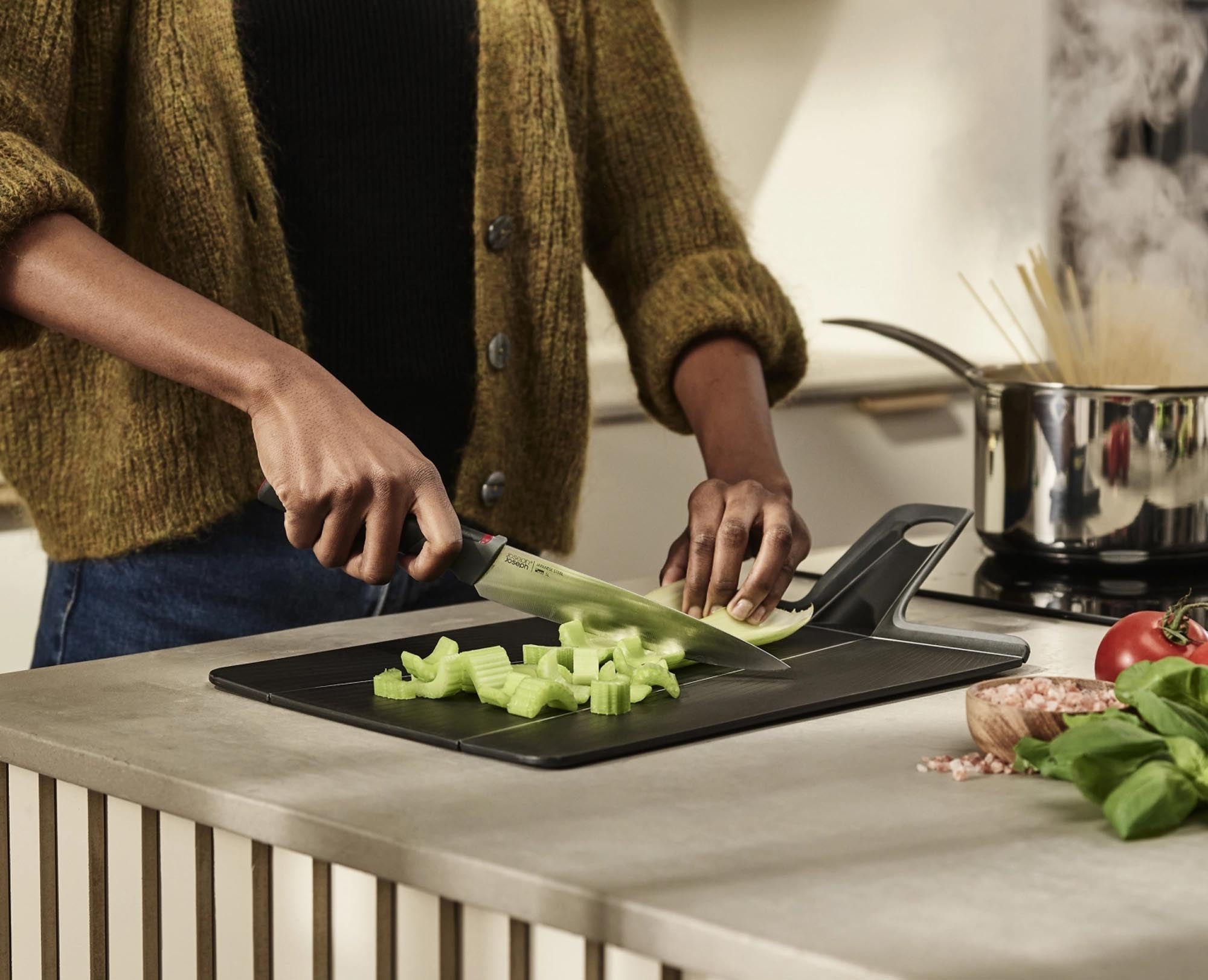 Chop2Pot Plus: Faltbares, rutschfestes Schneidebrett (37,5x21,2cm) von Joseph Joseph. Ideal für kleine Küchen, BPA-frei, leicht zu reinigen.