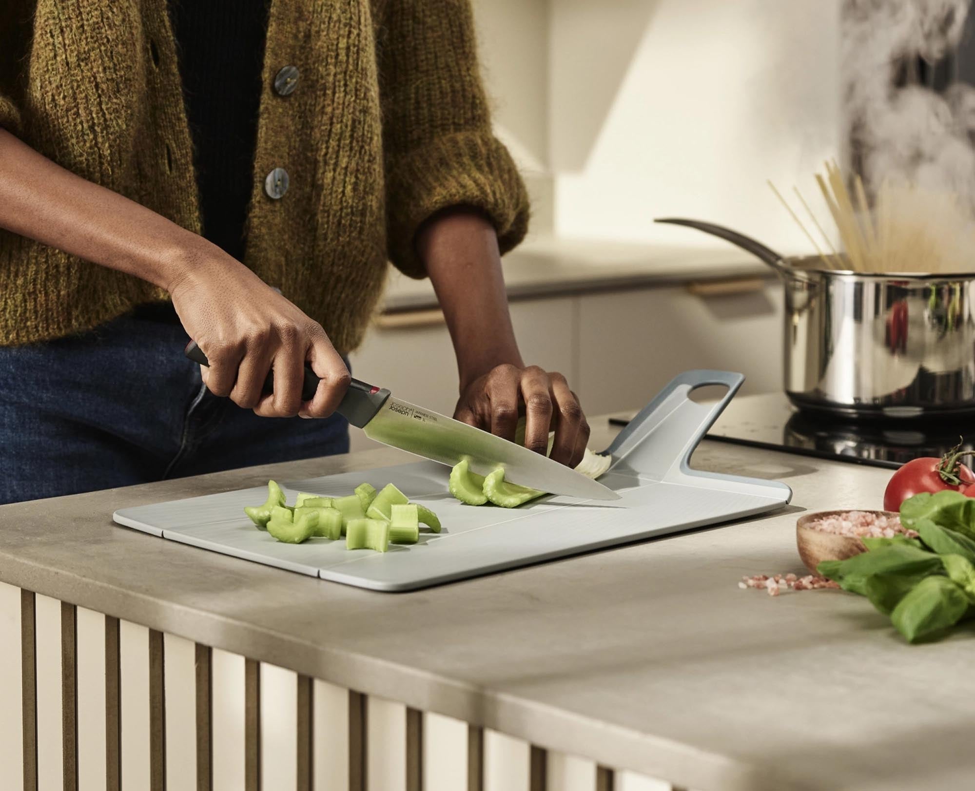 Das Chop2Pot Plus von Joseph Joseph: Faltbares, hygienisches Schneidebrett in Blassblau, 37,5x21,2 cm, ideal für sauberes, effizientes Kochen.