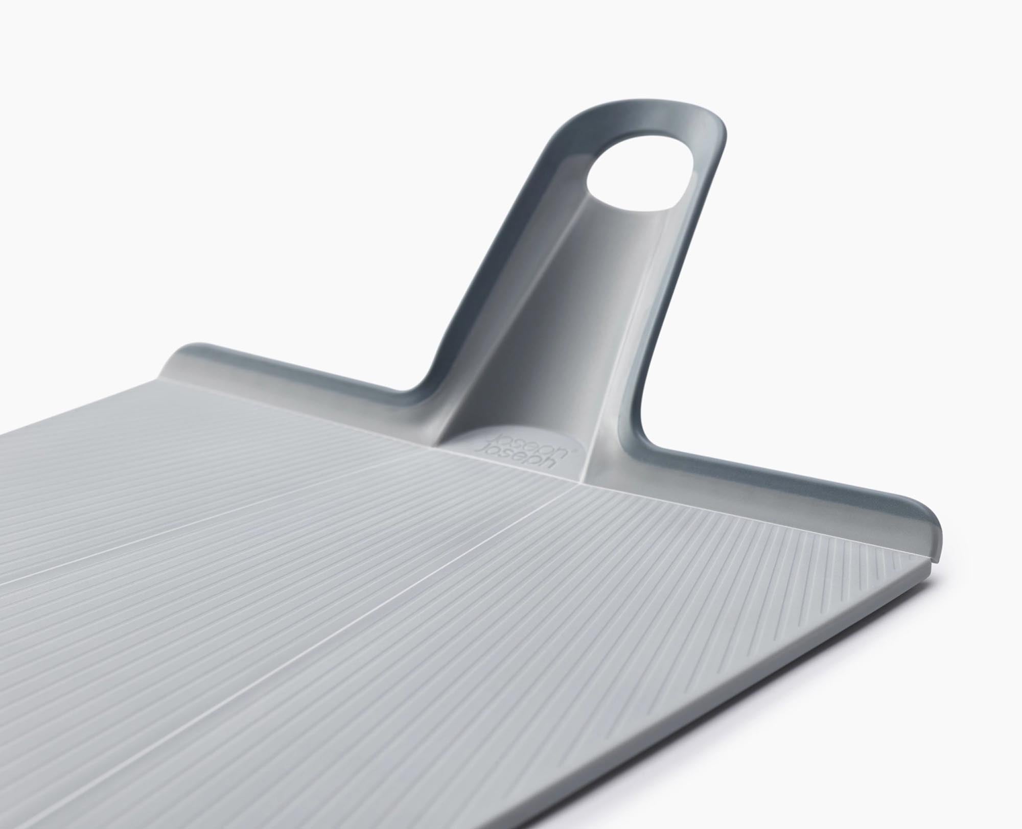 Entdecken Sie das Chop2Pot Plus Faltbare Schneidebrett in Blassblau von Joseph Joseph – innovativ, großzügig, spülmaschinenfest und ideal für jede moderne Küche!