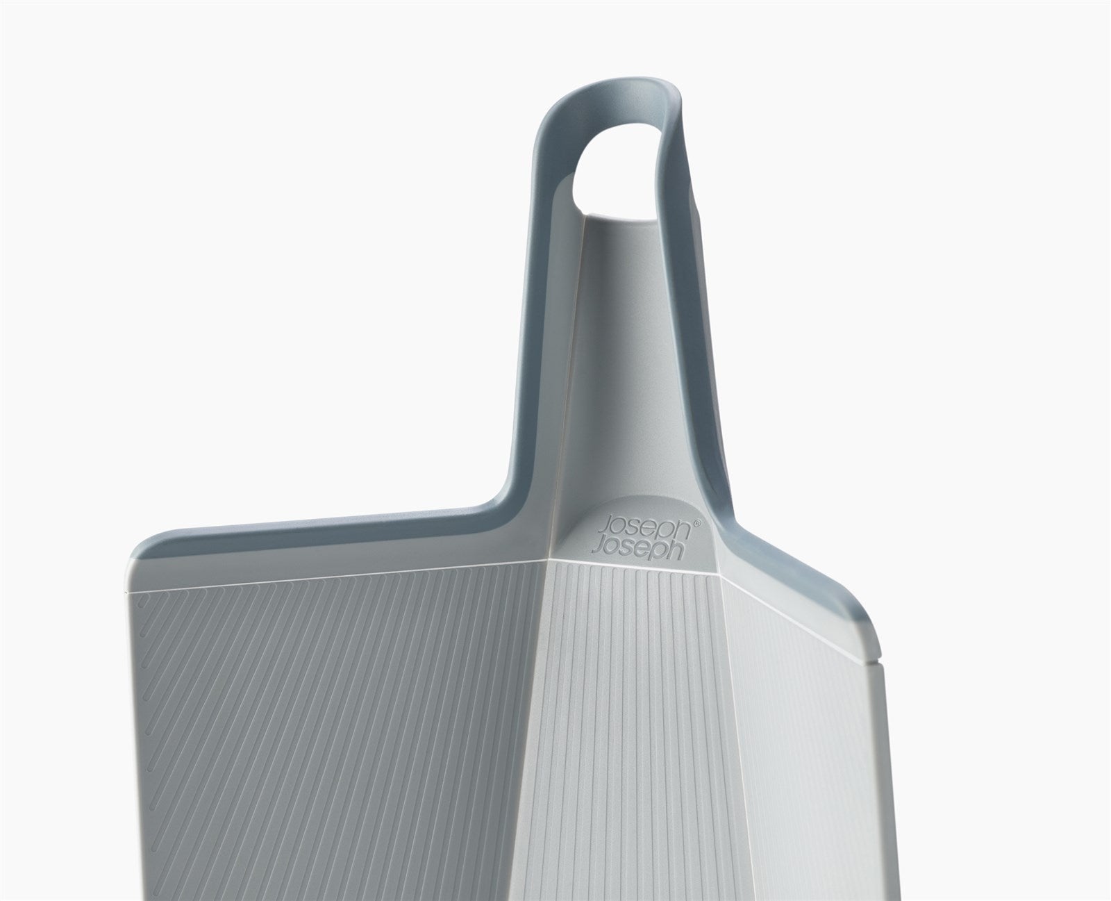 Praktisches und stilvolles Falt-Schneidebrett in blassblau von Joseph Joseph. Ideal für müheloses Schneiden und sauberes Umfüllen.