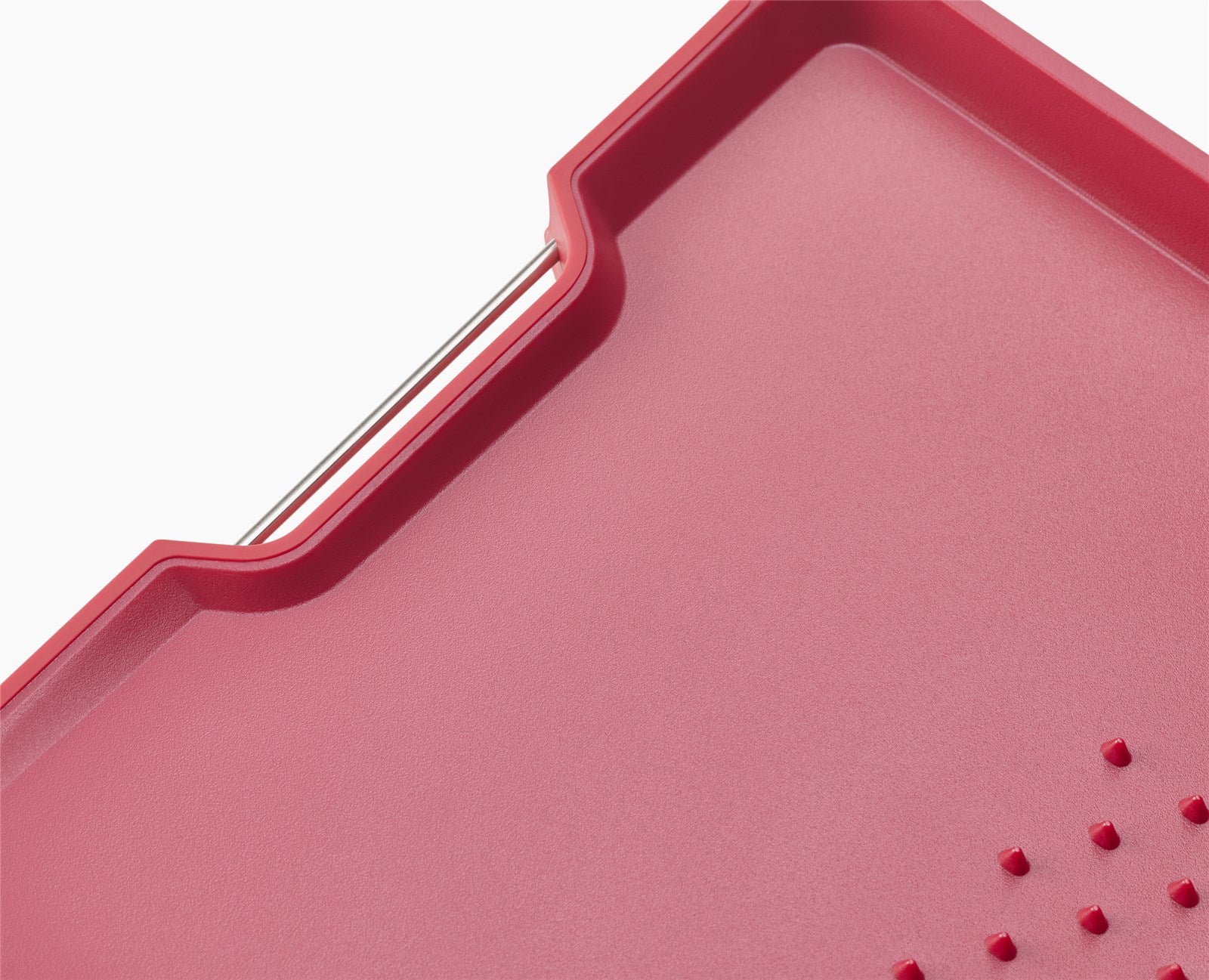 Entdecken Sie das Cut&Carve Plus Schneidebrett in Rot von Joseph Joseph – ideal für alle Schneidarbeiten, mit innovativer Messerauffangschale und pflegeleicht.
