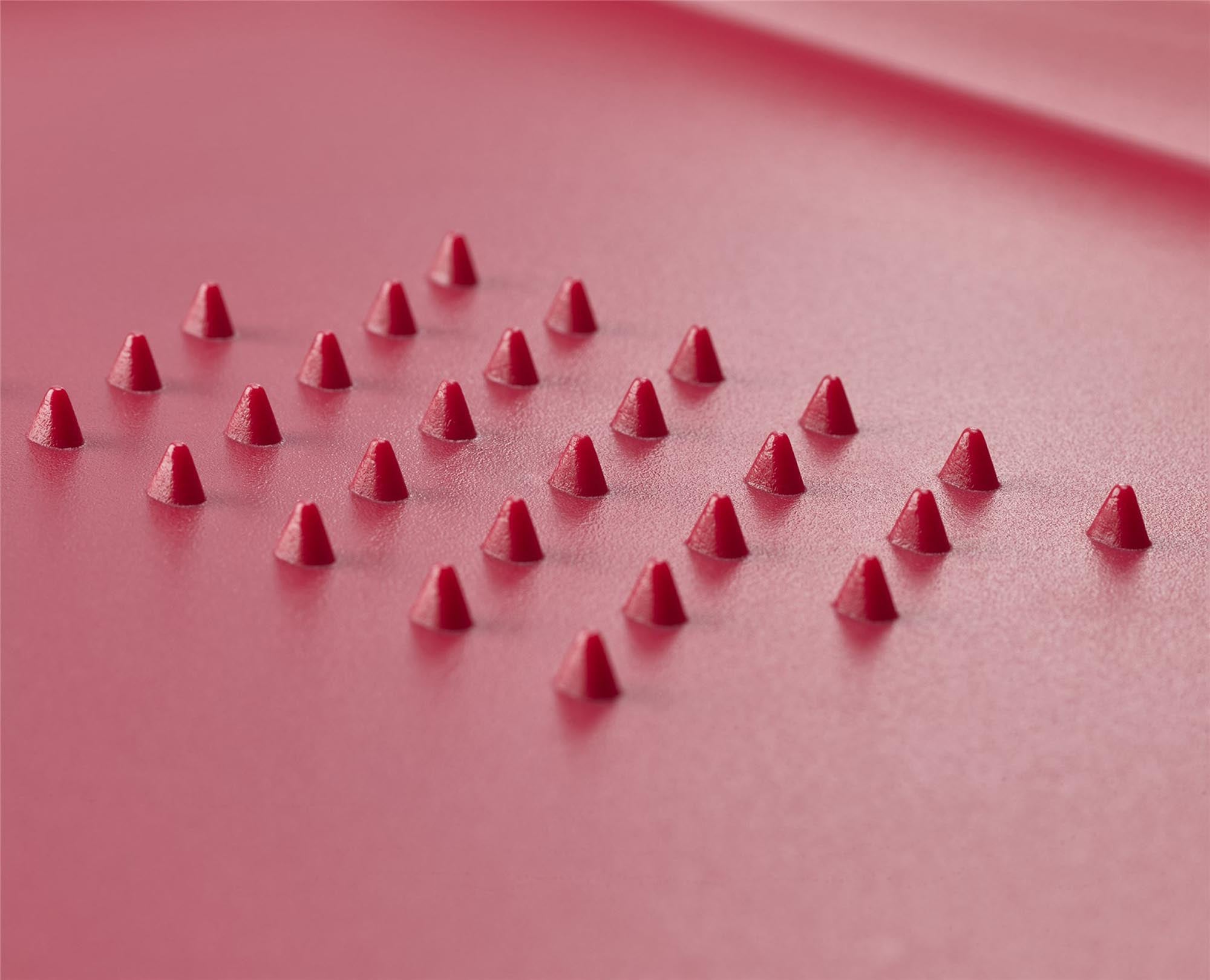 Grosses, rotes Schneidebrett mit rutschfestem Design von Joseph Joseph.