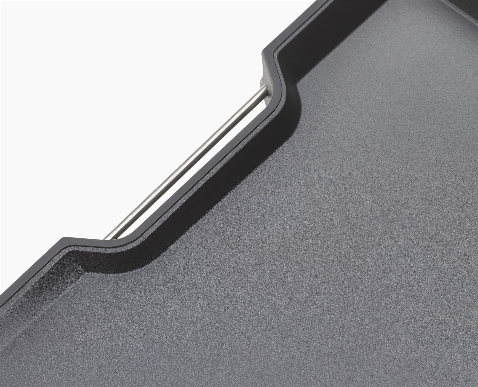 Entdecken Sie das Cut&Carve Plus Schneidebrett in elegantem Schwarz – ideal für sicheres Schneiden, mit integrierter Abtropfmulde und durchdachter Messeraufbewahrung.