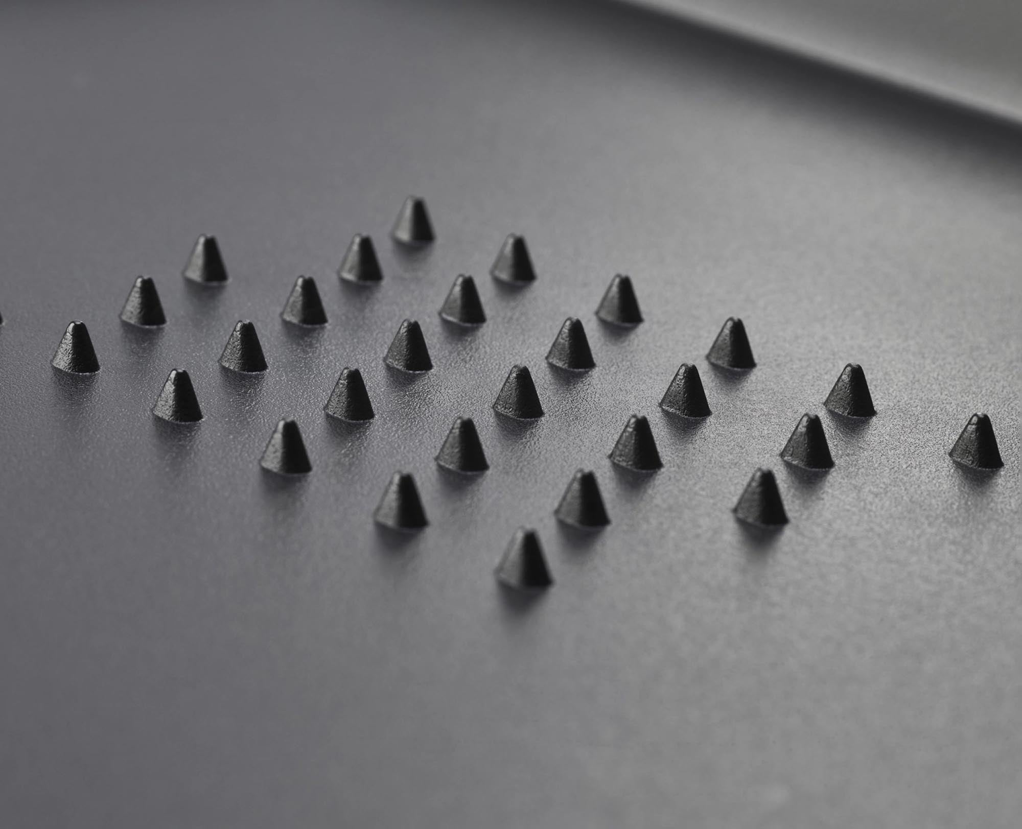 Vielseitiges Schneidebrett mit rutschfestem Design von Joseph Joseph.