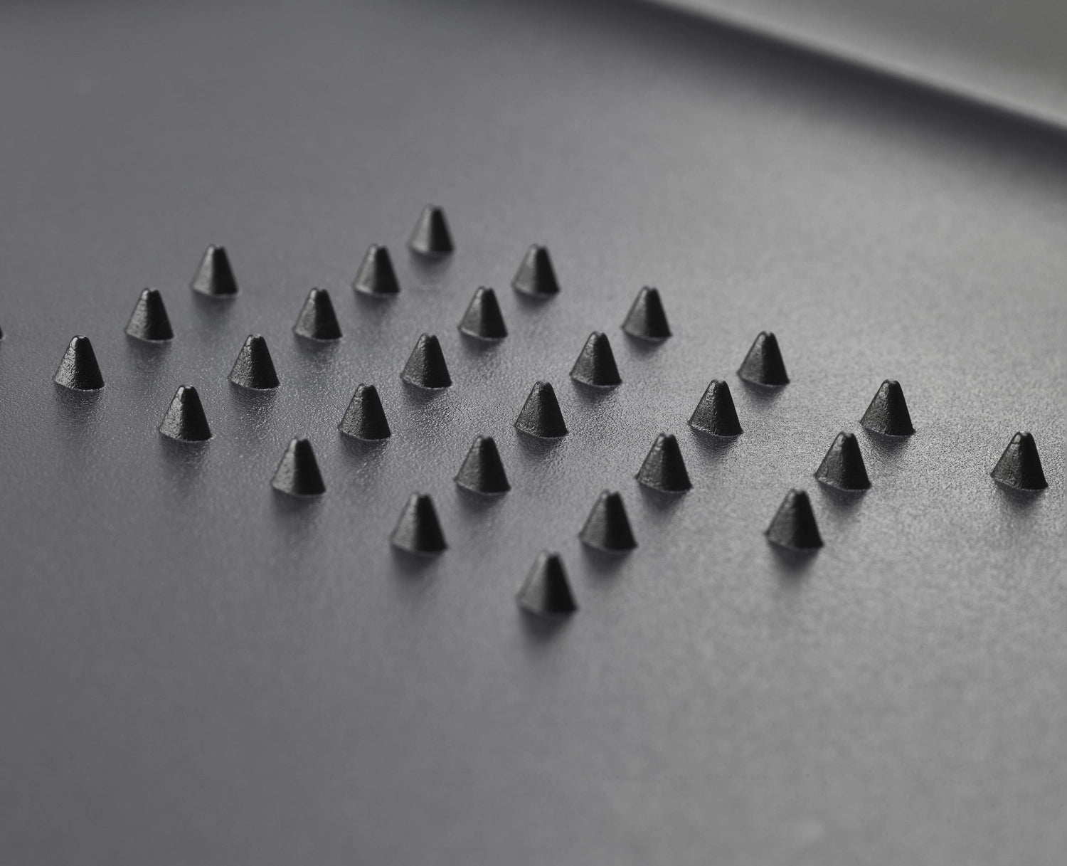 Schwarzes Cut&Carve Plus Schneidebrett von Joseph Joseph, perfekt für präzises Schneiden und stilvolles Servieren in jeder Küche.