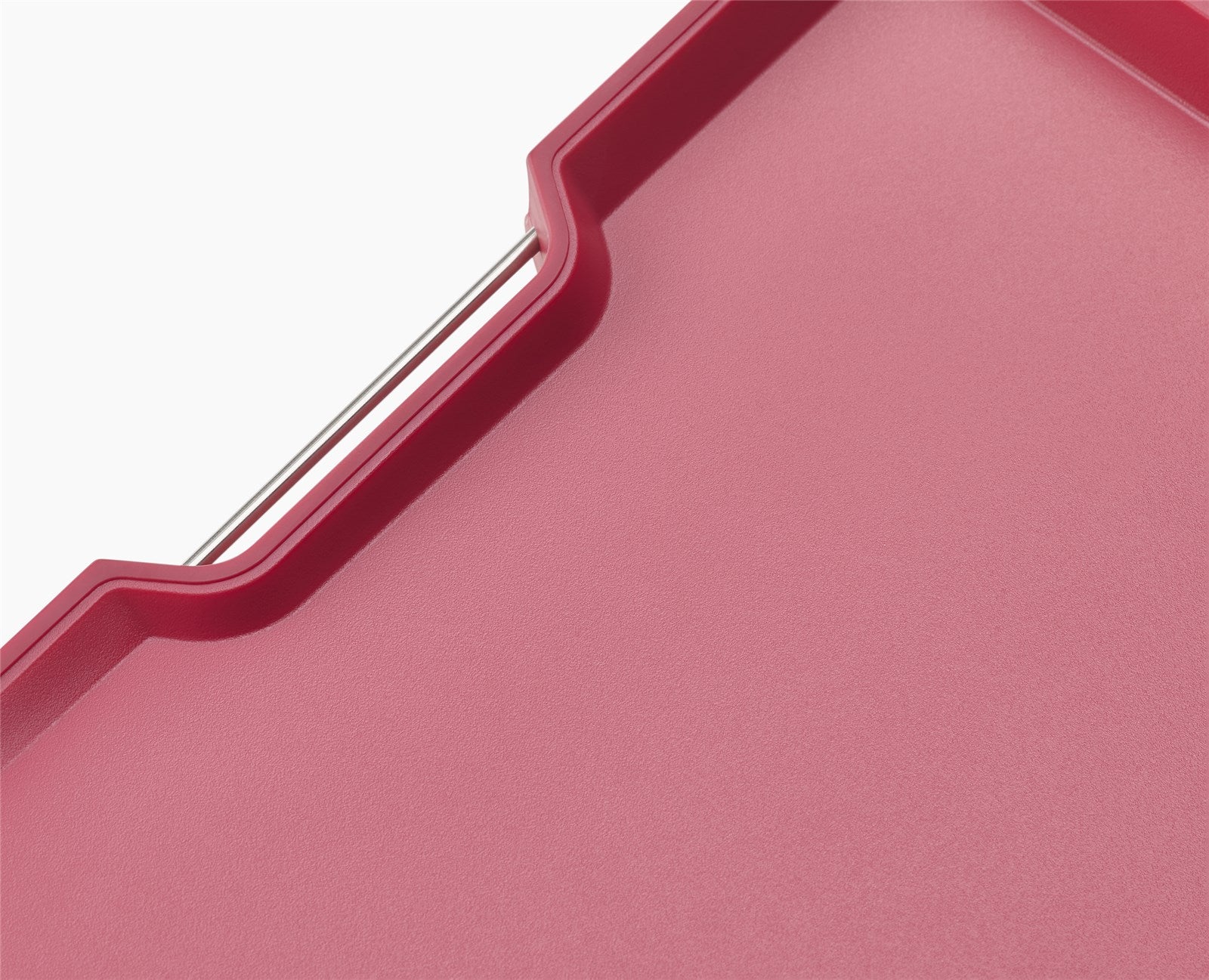 Das Cut&Carve Plus Schneidebrett in Rot bietet großzügige Schneidefläche, innovative Funktionen und ein stylisches Design – perfekt für jeden Koch!