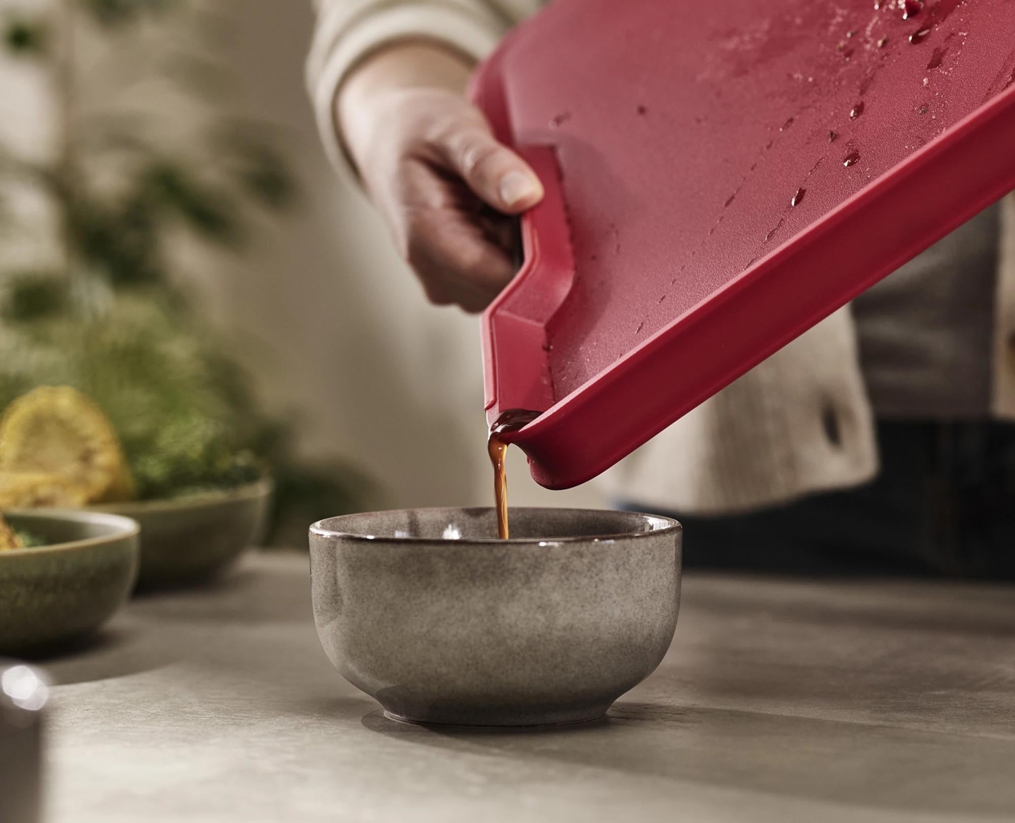 Entdecken Sie das Cut&Carve Plus Schneidebrett in Rot – ideal für große Lebensmittel, hygienisch und spülmaschinenfest. Ein Must-Have für jede Küche!