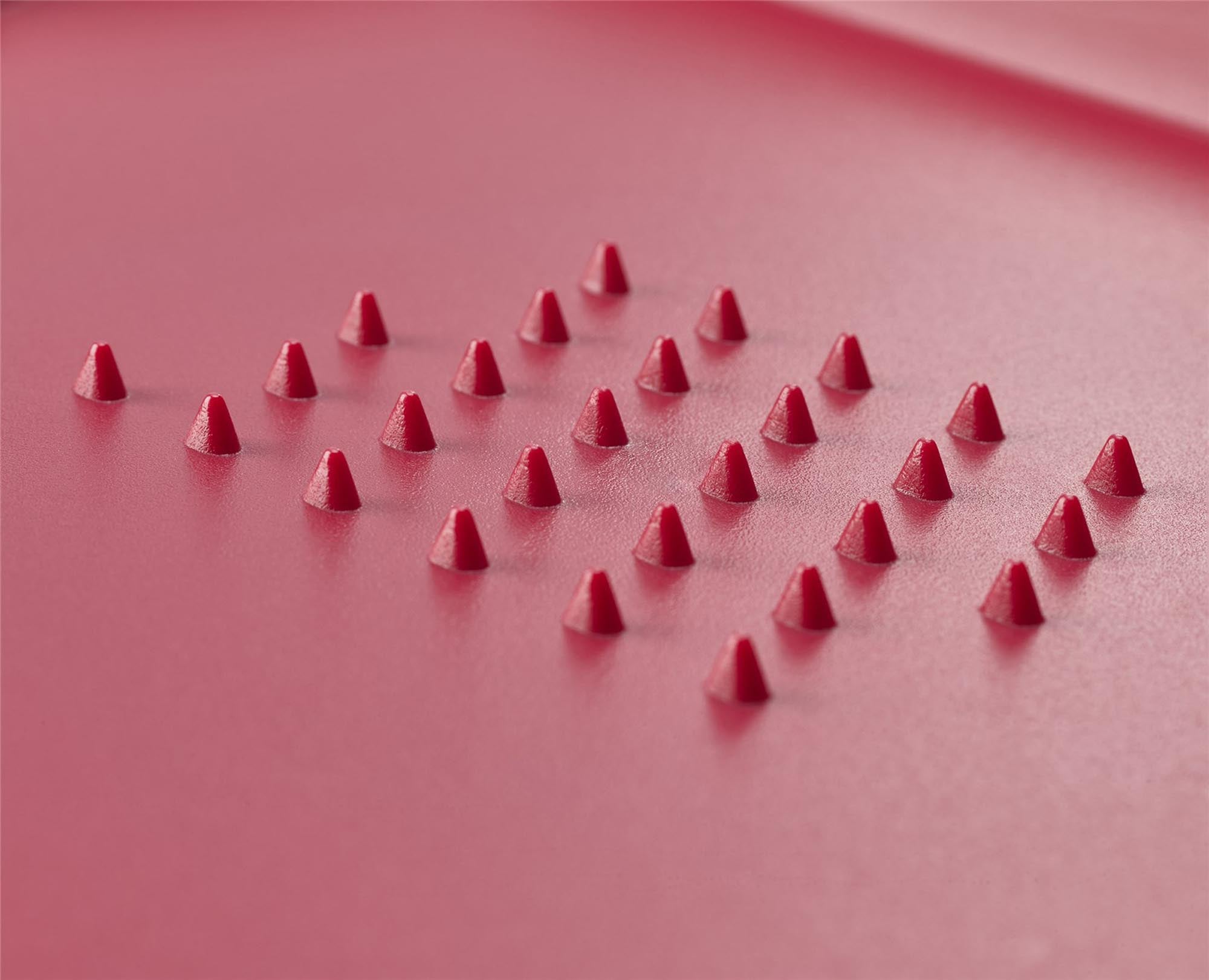 Das extragrosse, rote Cut&Carve Plus Schneidebrett von Joseph Joseph bietet Funktionalität, Stil und Qualität für Ihre Küche.