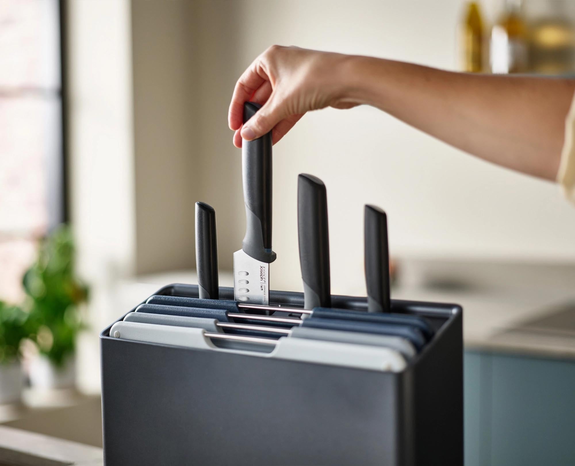 Das Folio Plus Set von Joseph Joseph: 8 hochwertige Edelstahlmesser und ein robustes Schneidebrett in stilvollem Graphitdesign.