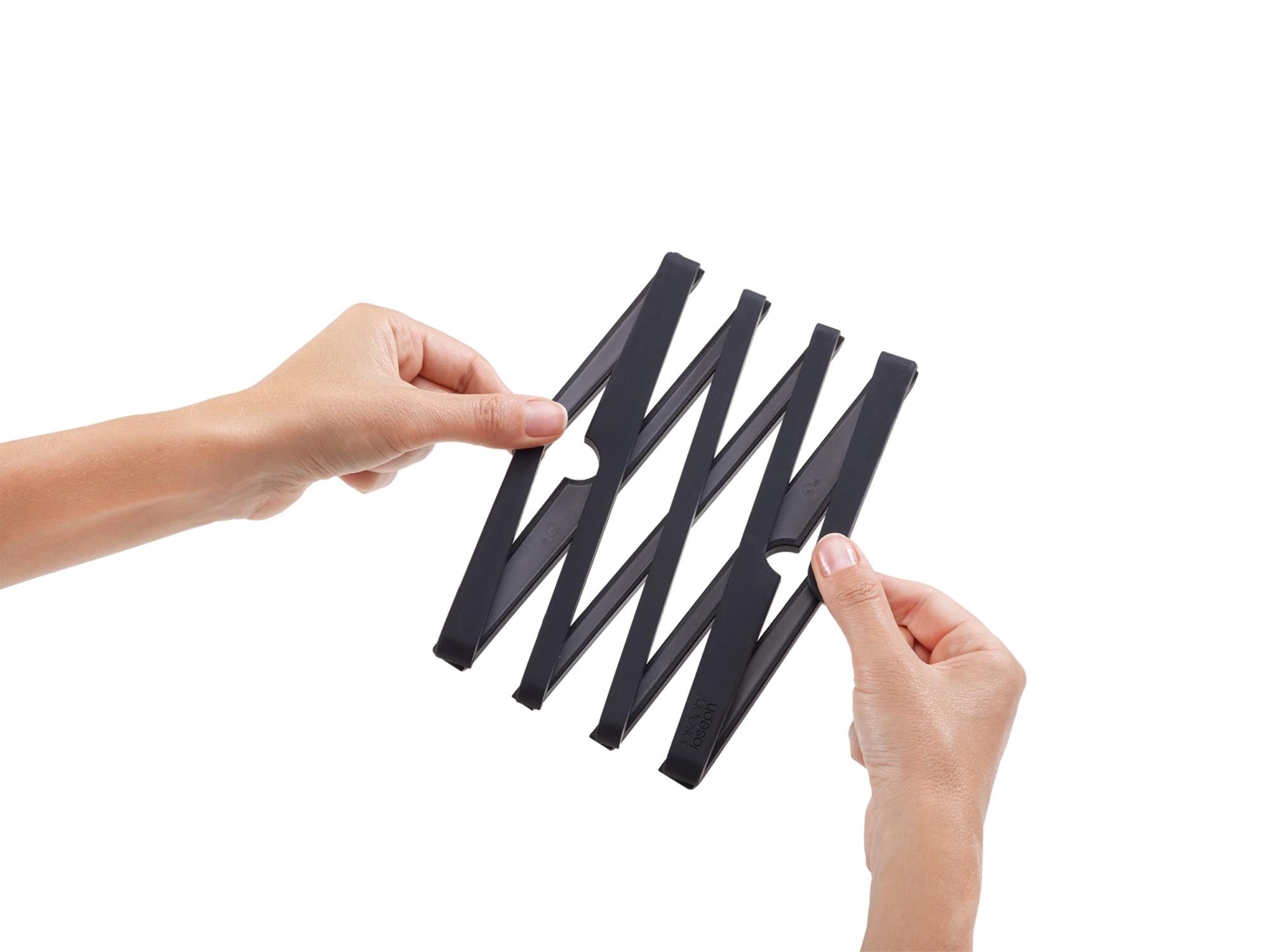 Praktischer und eleganter Topfuntersetzer in Schwarz von Joseph Joseph, ideal für Töpfe bis 19.5x5cm. Schützt Oberflächen stilvoll.