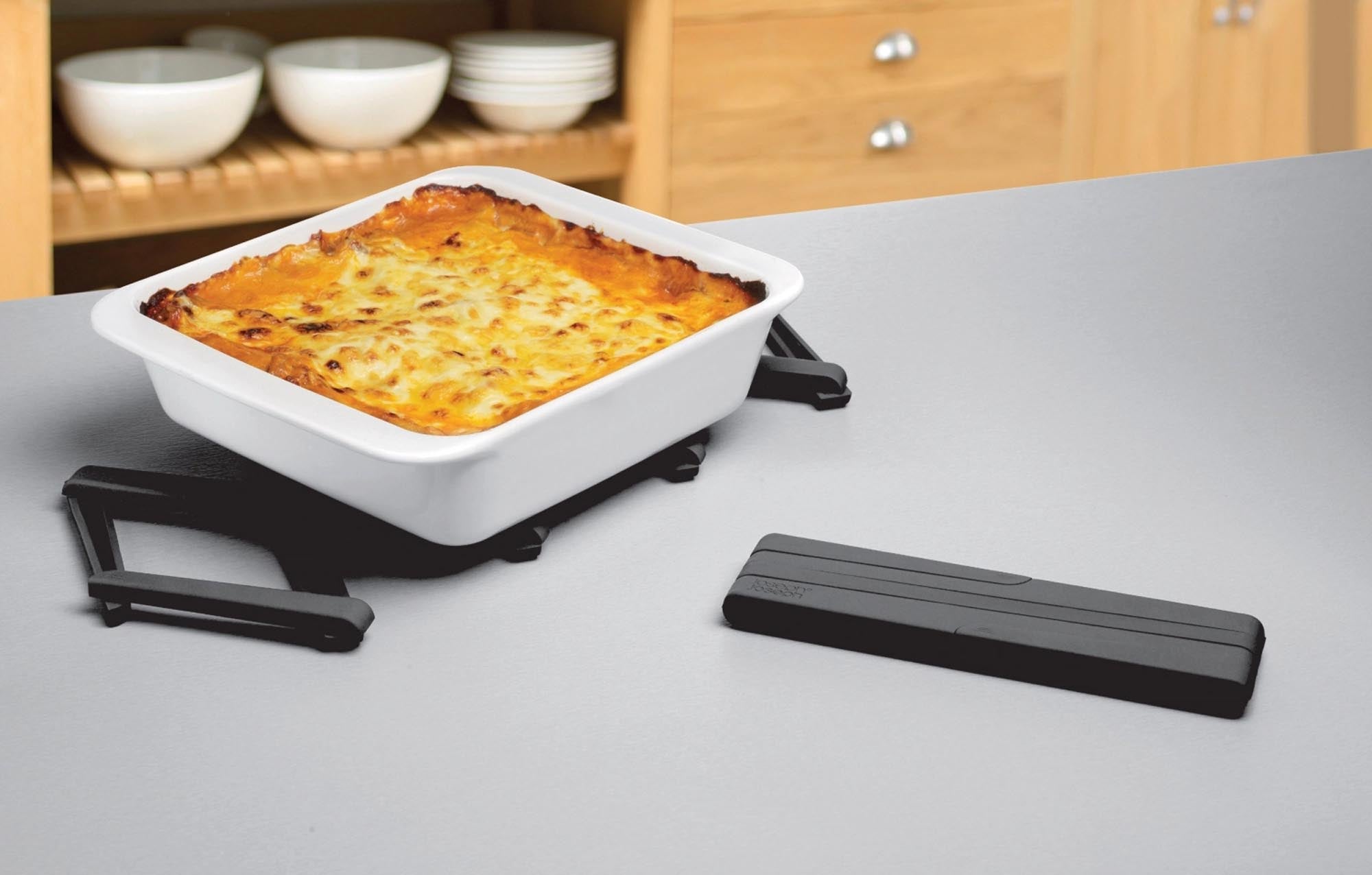 Schwarzer Stretch-Topfuntersetzer von Joseph Joseph, 19.5x5cm, kompakt.