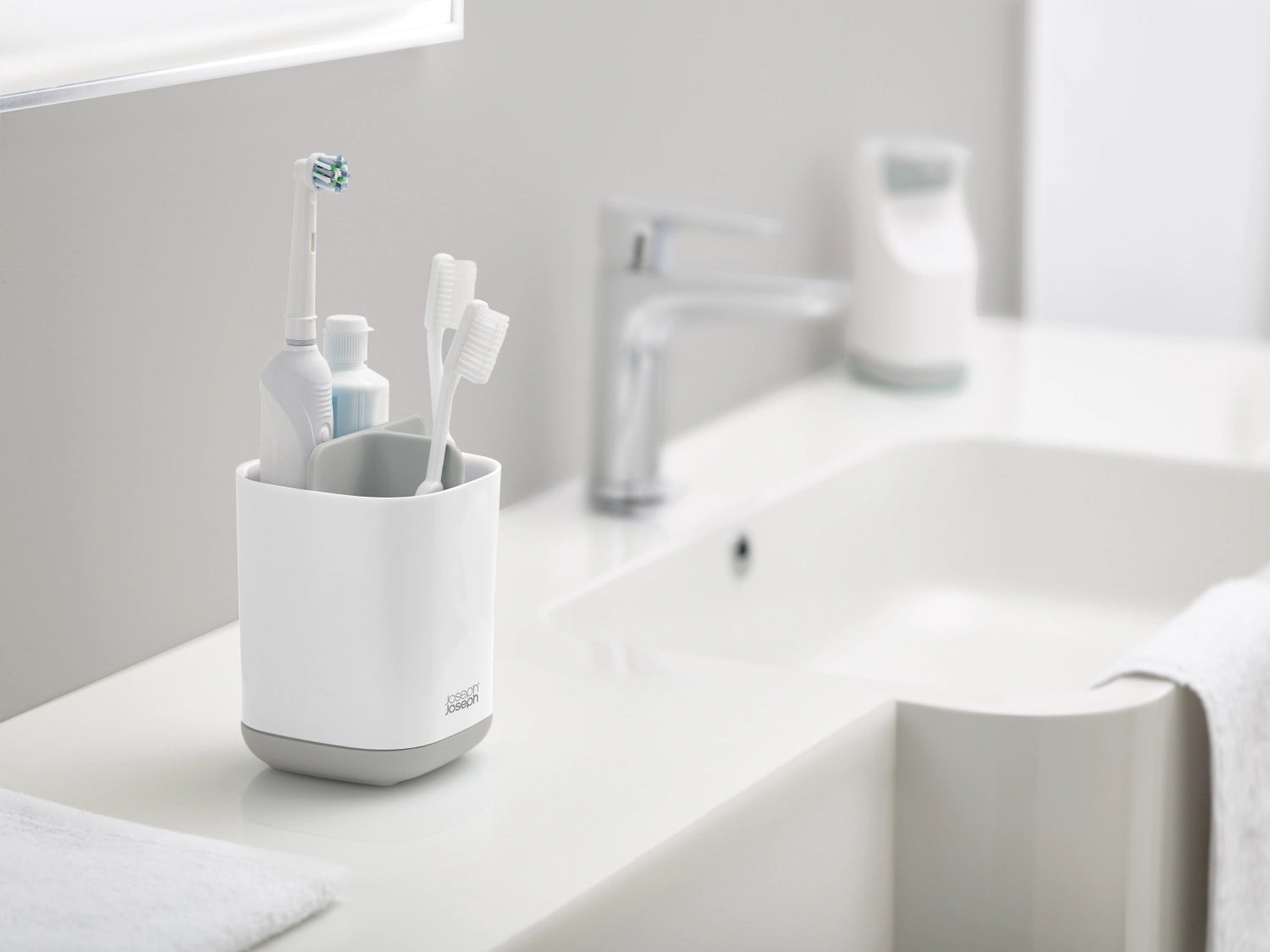 Stylischer Zahnbürstenhalter EasyStore von Joseph Joseph, ideal für die Aufbewahrung von Zahnbürsten und Zahnpasta, platzsparend und funktional.