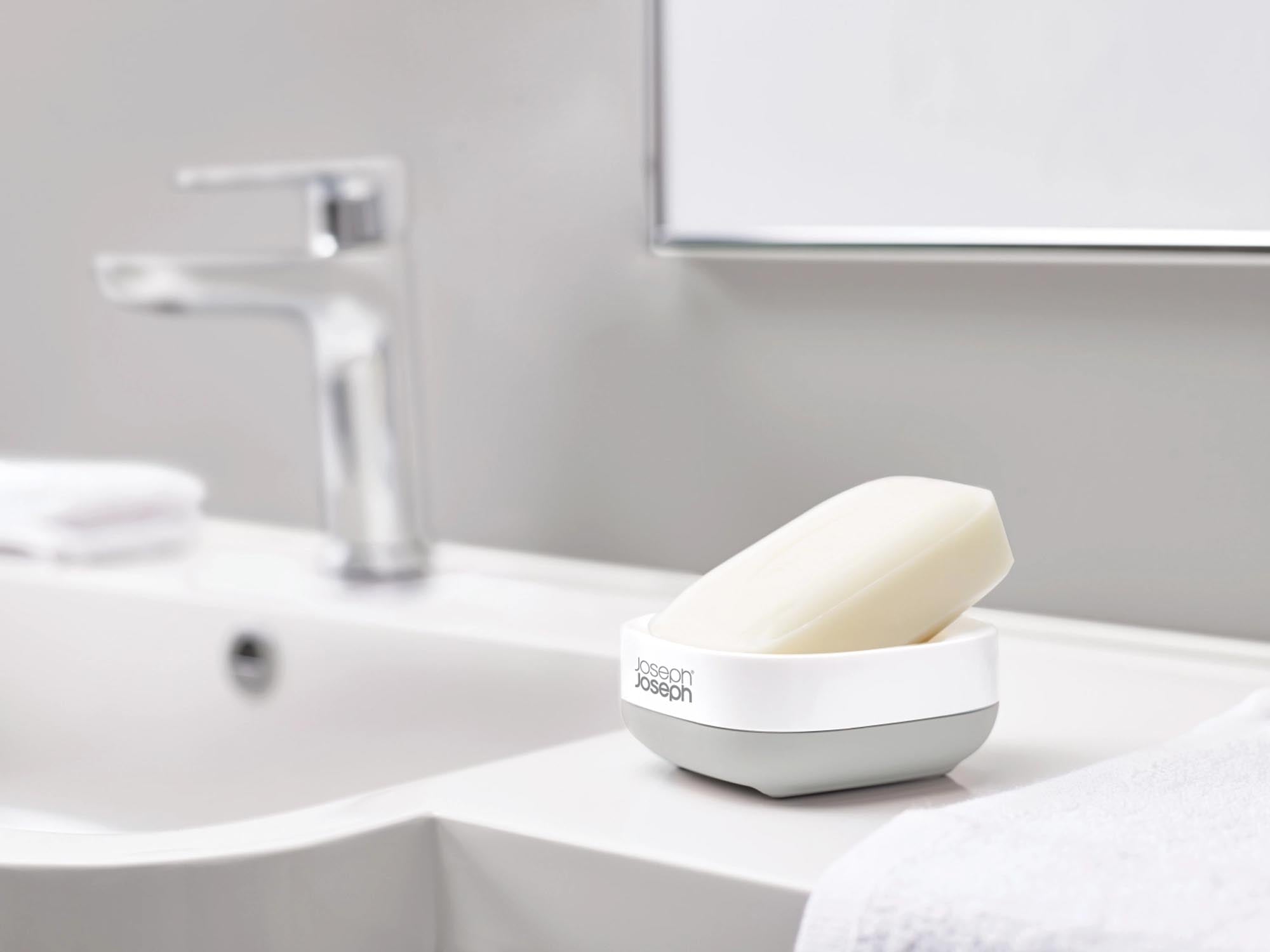 Der elegante Slim Compact Seifenbehälter von Joseph Joseph in Weiss und Grau vereint modernes Design mit Funktionalität. Perfekt für jedes Badezimmer!