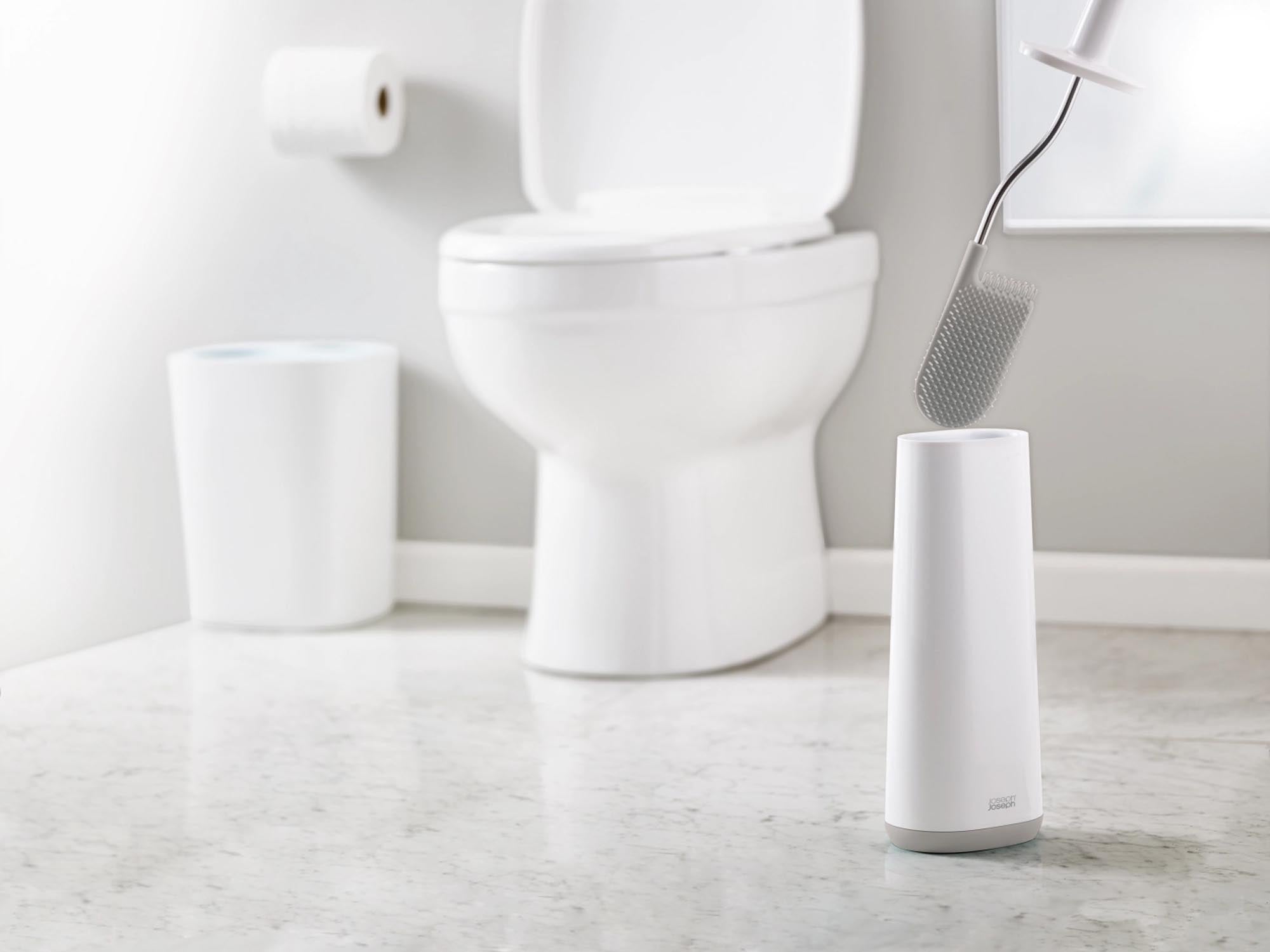 Stylische Toilettenbürste in Weiß und Grau von Joseph Joseph. Kompakt, langlebig und hygienisch, mit innovativer Flex-Technologie für perfekte Reinigung.