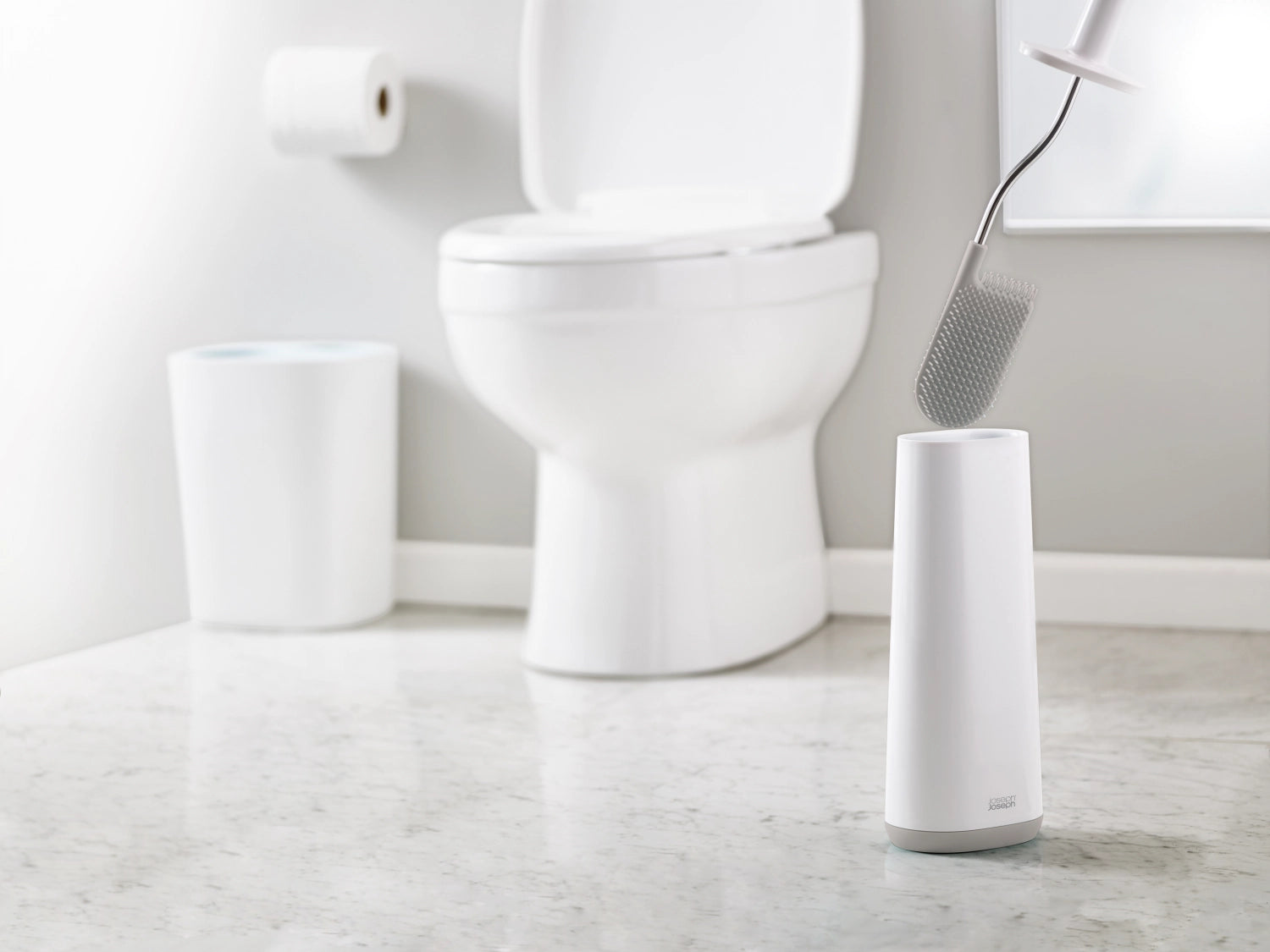 Elegante Toilettenbürste in Weiß und Grau von Joseph Joseph, 11.4x17.4x42.9 cm, perfekt für ein modernes und funktionales Badezimmer.