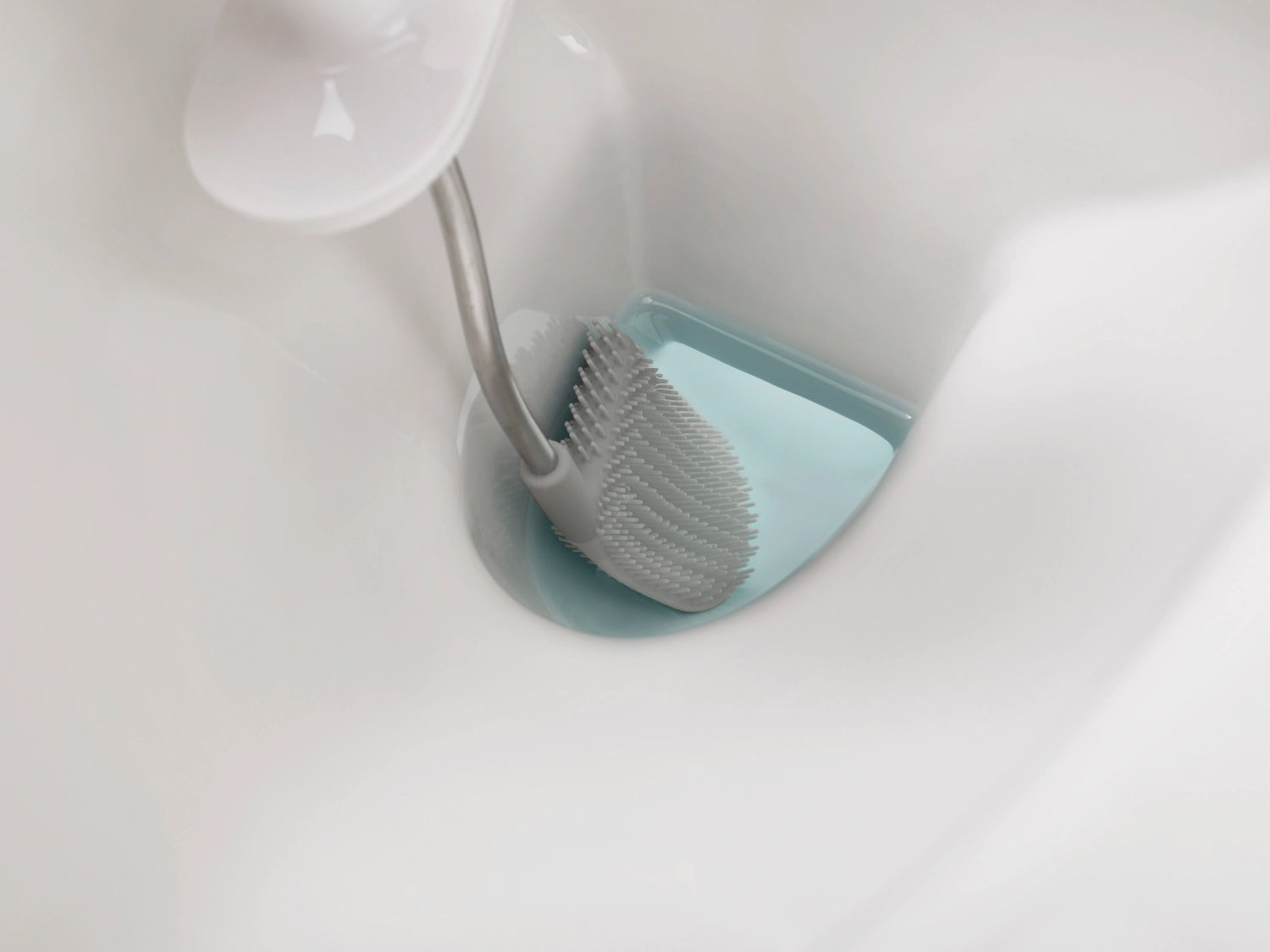 Moderne Toilettenbürste Flex Plus in elegantem Weiß und Grau, ausgestattet mit praktischem Aufbewahrungsfach, ideal für jedes Badezimmer.