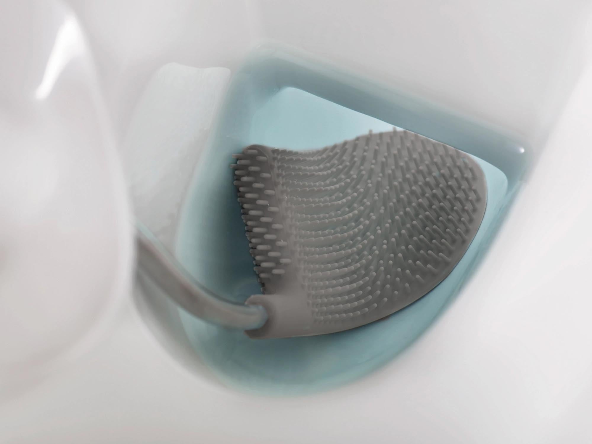 Moderne Toilettenbürste in Weiß-Grau von Joseph Joseph. Ergonomisch, langlebig und ideal für ein stilvolles Badezimmer. Platzsparend und funktional.