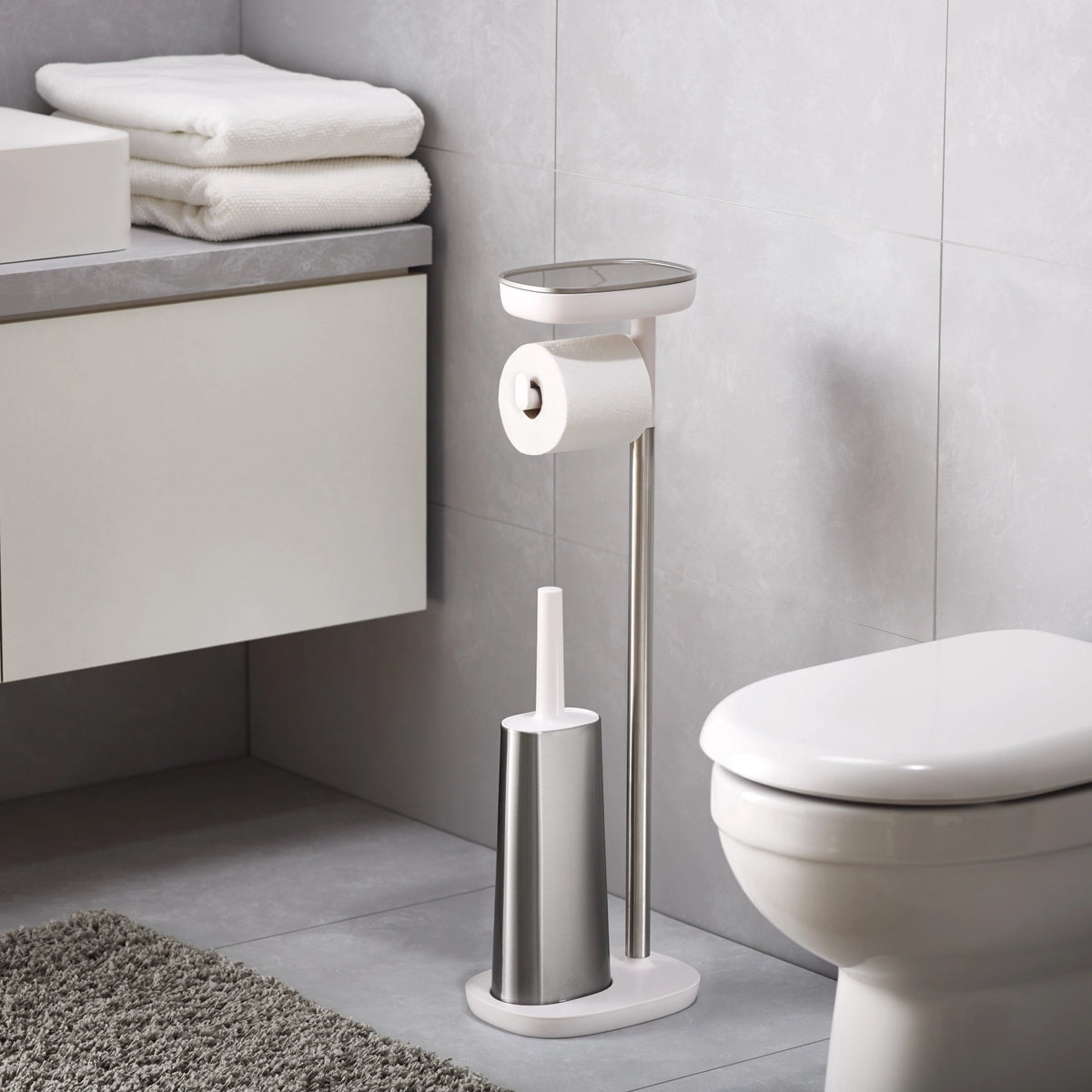 EasyStore Toilettenpapier-Ständer mit Bürste in Weiss präsentiert im Onlineshop von KAQTU Design AG. Toilettenartikel ist von Joseph Joseph