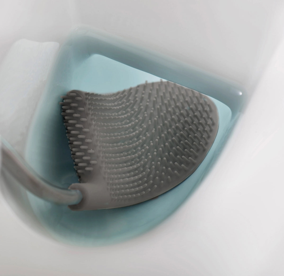 Flex Lite WC-Bürste in Weiss präsentiert im Onlineshop von KAQTU Design AG. Toilettenartikel ist von Joseph Joseph