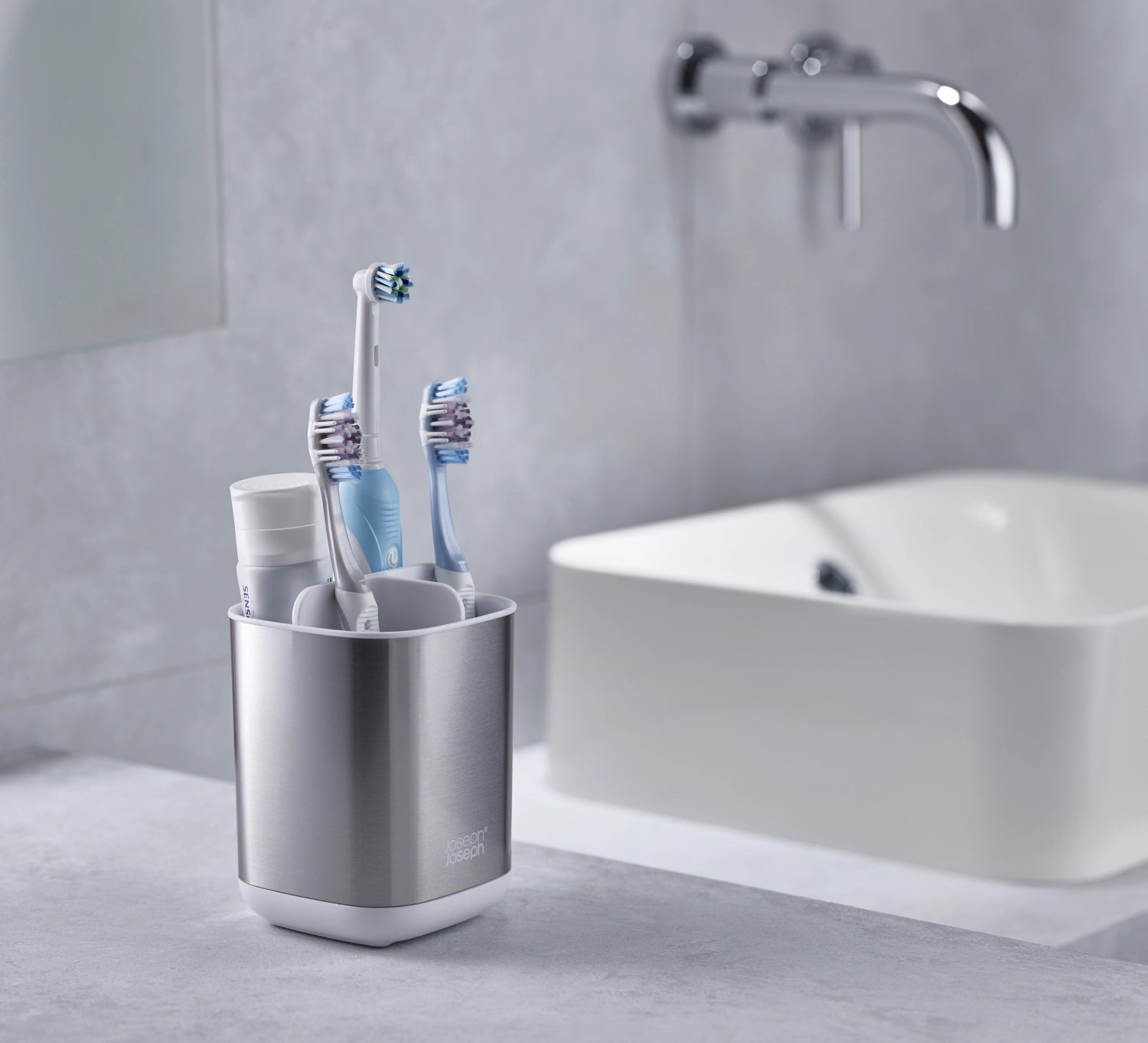 Moderner Zahnbürstenhalter EasyStore Steel von Joseph Joseph in elegantem Weiß, ideal für eine aufgeräumte Badezimmergestaltung.