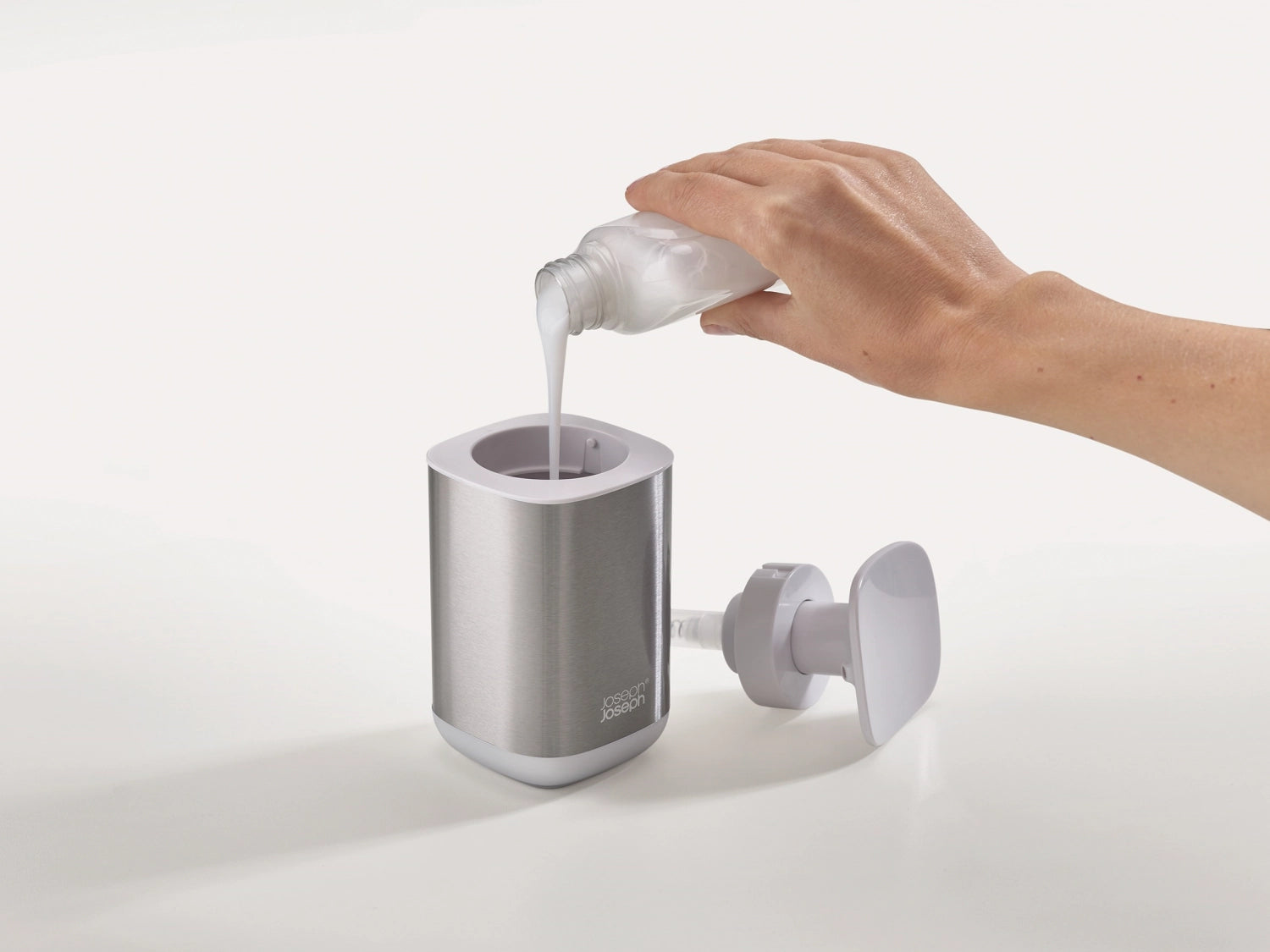 Moderner, weißer Seifenspender aus Edelstahl von Joseph Joseph, perfekt für eine saubere und stilvolle Handhygiene in jedem Raum.
