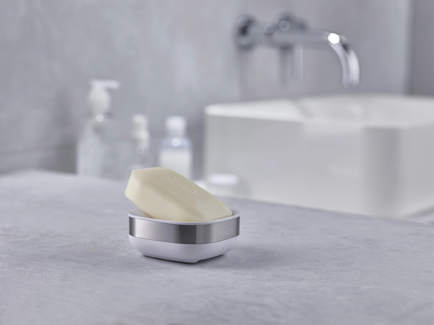 Slim Steel kompakte Seifenschale in Weiß von Joseph Joseph, elegant und funktional, ideal für stilvolle Badezimmergestaltung.