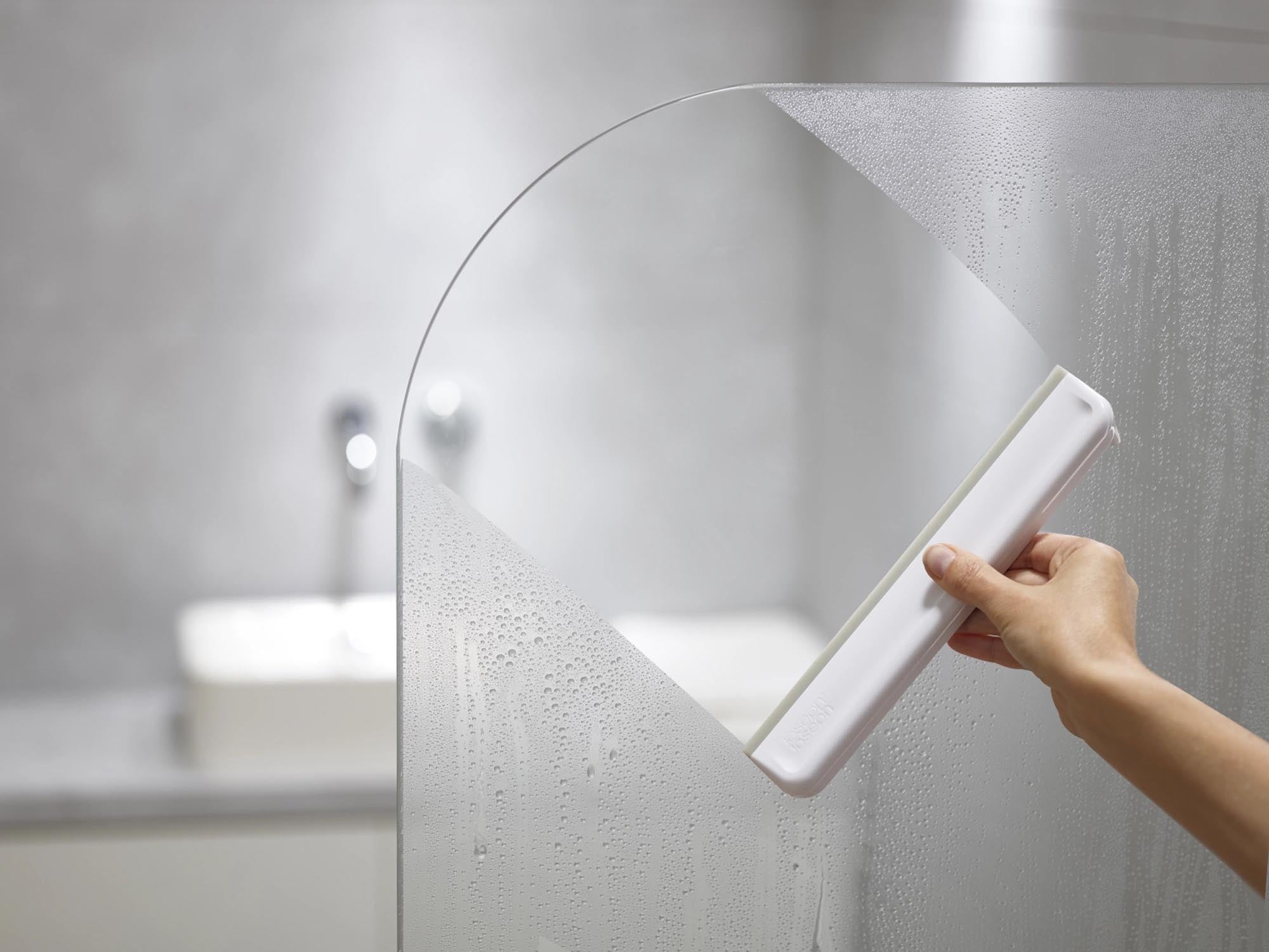 Platzsparender Duschwischer von Joseph Joseph mit cleverer Aufhängung.