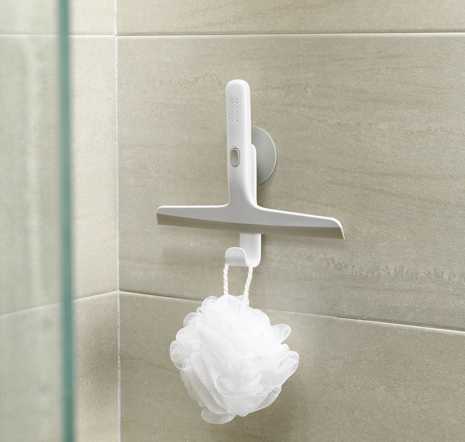 Kompakter EasyStore Abzieher von Joseph Joseph, ideal für die Dusche, mit praktischer Aufhängung für einfachen Zugriff und Ordnung.