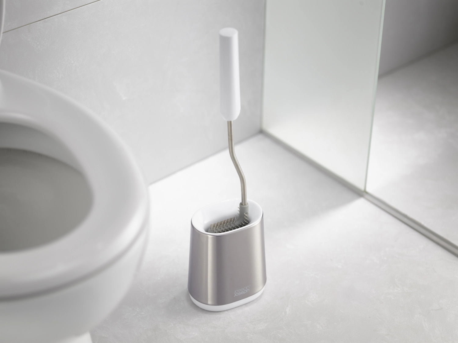 Stilvolle Edelstahl-Toilettenbürste von Joseph Joseph, kombiniert Funktionalität mit einem schlanken, modernen Look für Ihr Badezimmer.