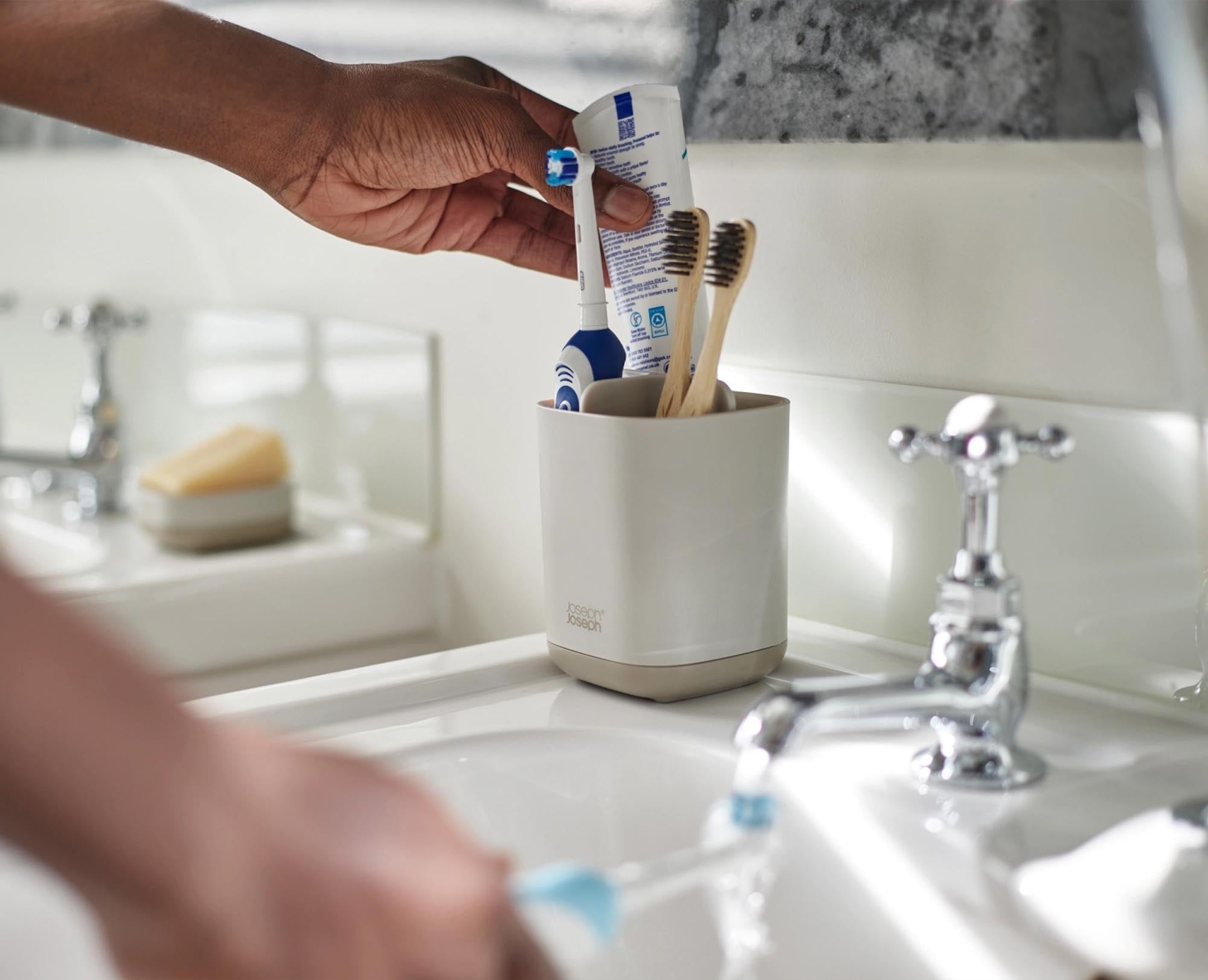 Eleganter Zahnbürstenhalter in Ecru von Joseph Joseph – vereint modernes Design mit praktischer Funktionalität für die ganze Familie.