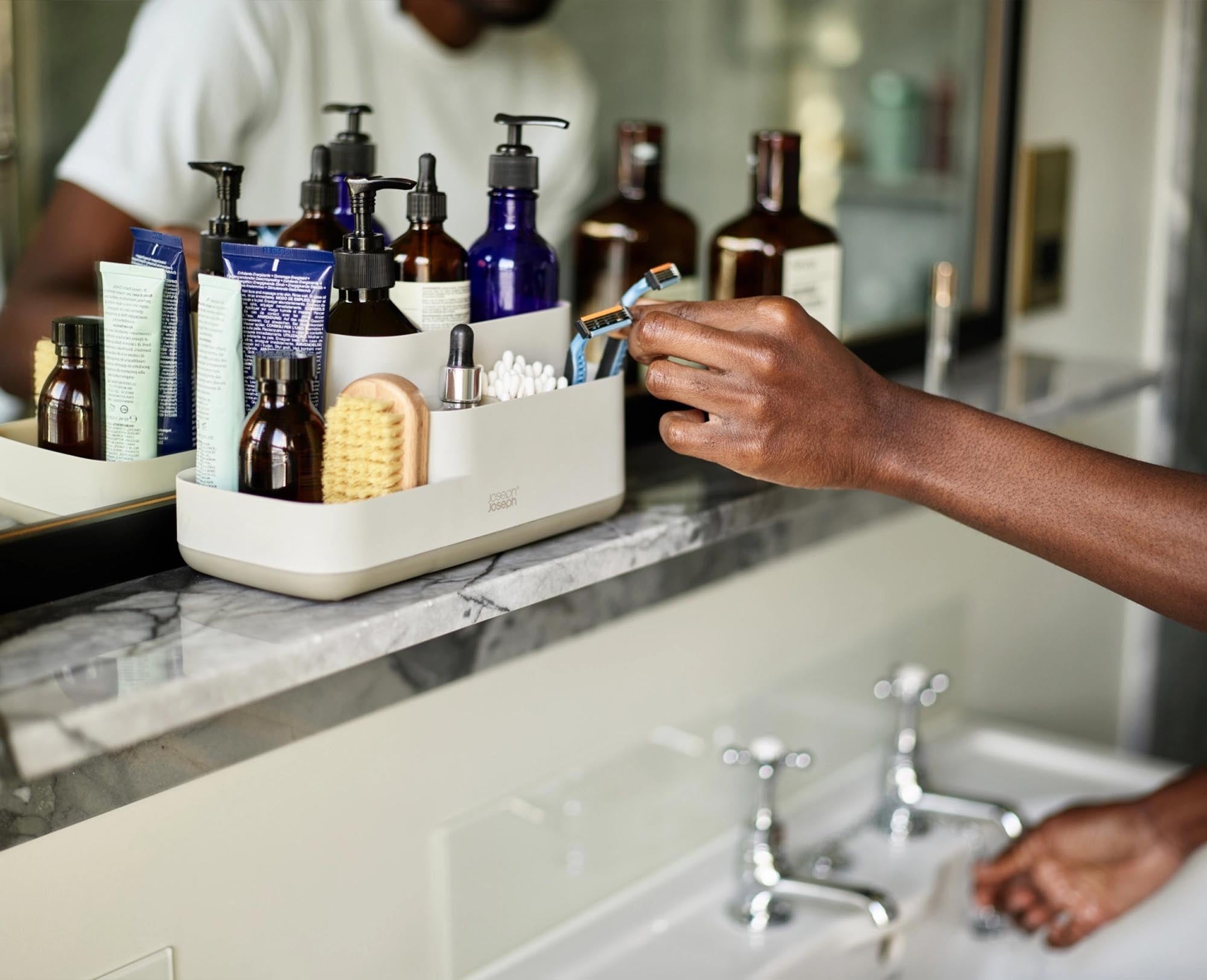 Der elegante EasyStore Caddy in Ecru von Joseph Joseph bietet stilvollen Stauraum für Badutensilien. Langlebig, kompakt und pflegeleicht.