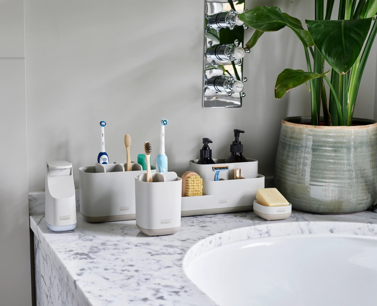 Stylischer EasyStore Badezimmer Caddy in Ecru von Joseph Joseph, ideal zur Aufbewahrung von Badzubehör und Pflegeprodukten.