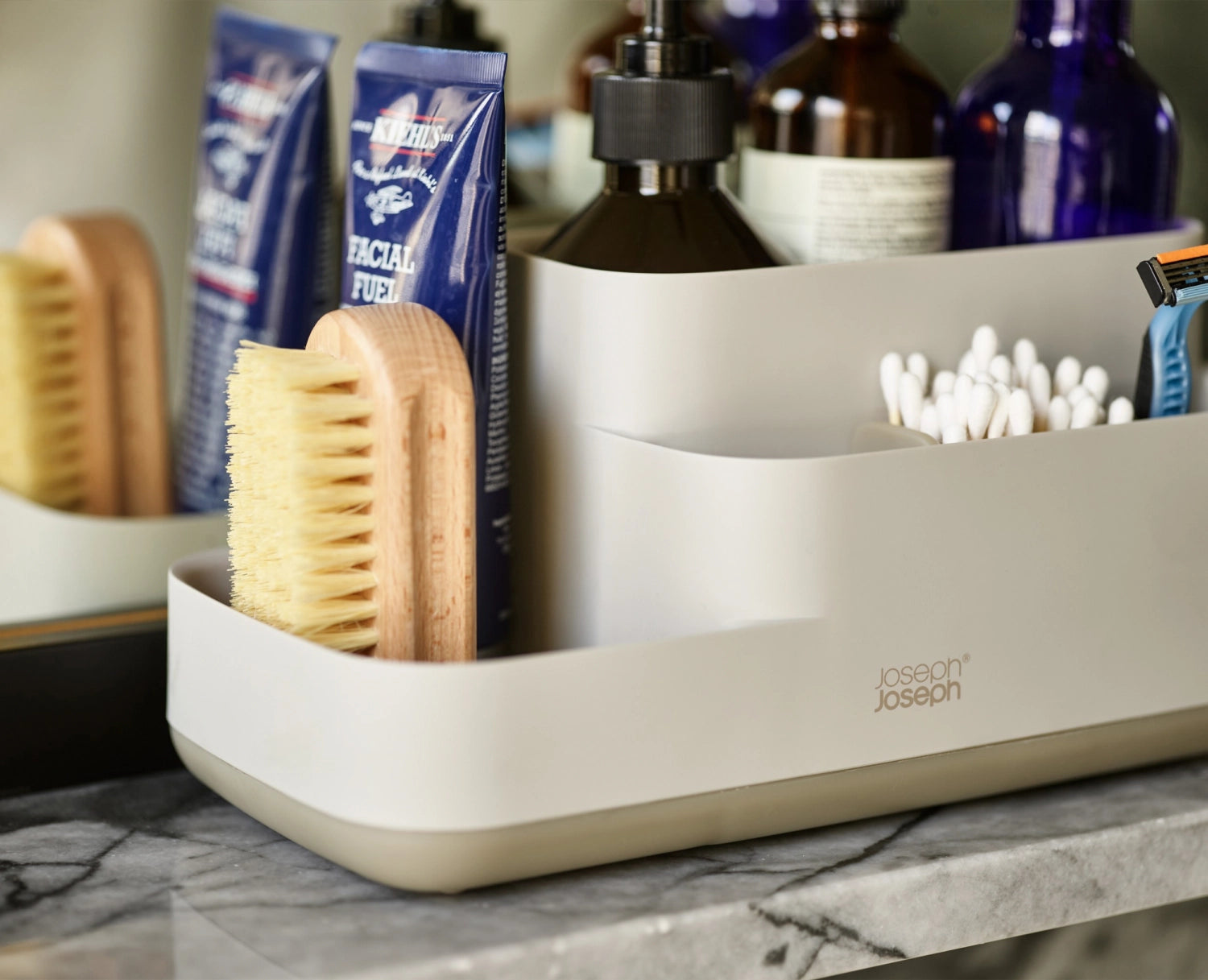 Praktischer Badezimmer Caddy in elegantem Ecru von Joseph Joseph, perfekt für die ordentliche Aufbewahrung von Toilettenartikeln und Pflegeprodukten.