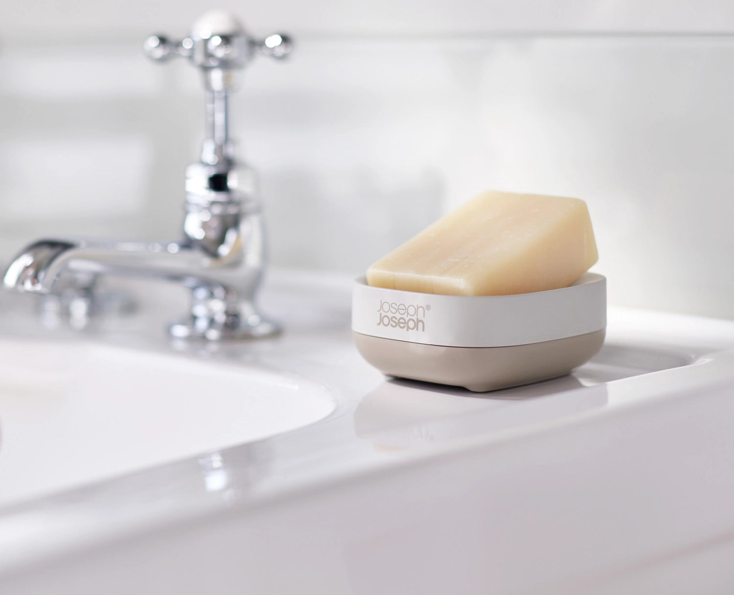 Die Slim Compact Seifenschale ecru von Joseph Joseph vereint modernes Design mit praktischer Funktionalität. Ideal für kleine Badezimmer!