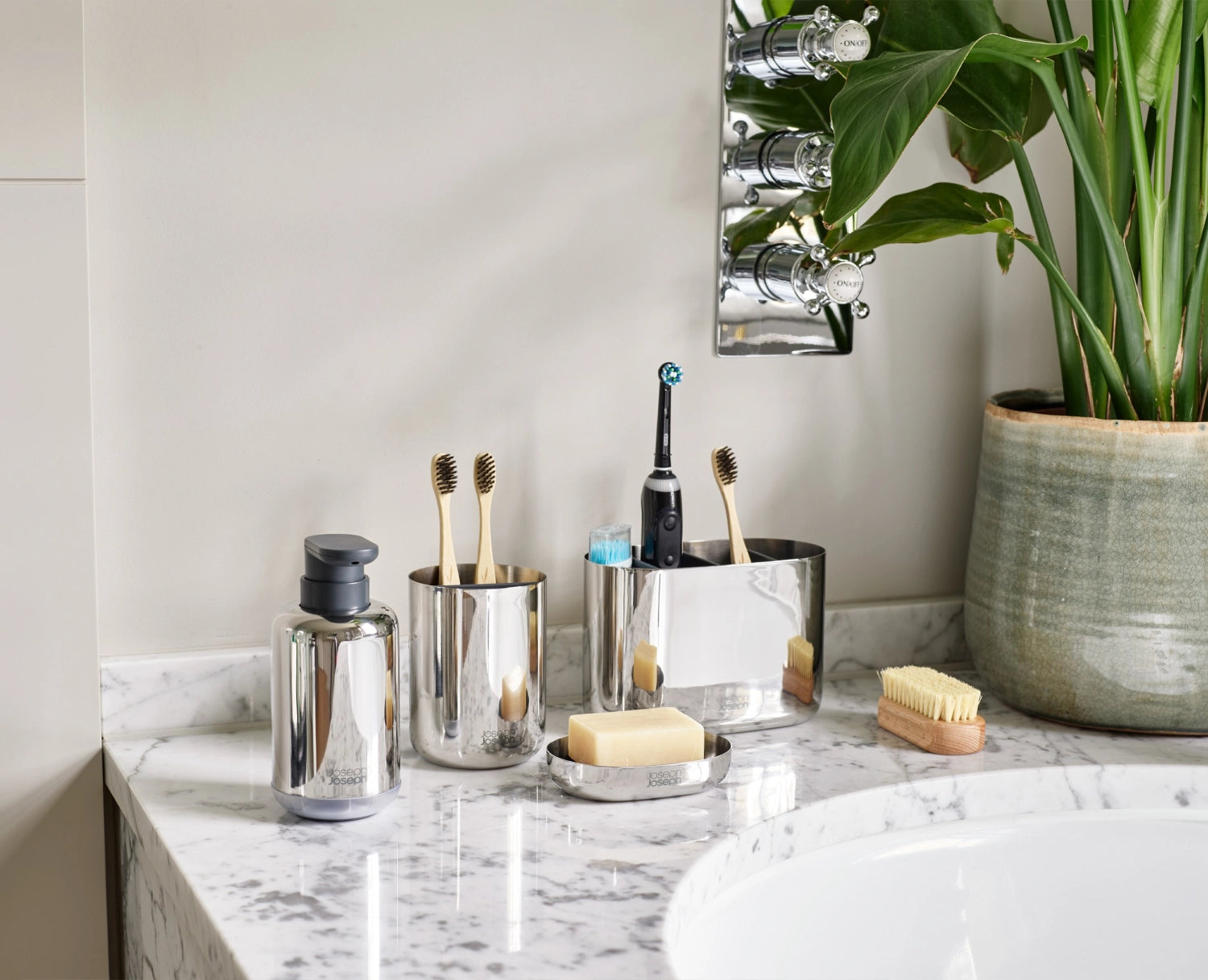 Eleganter Zahnbürstenhalter aus Edelstahl von Joseph Joseph, ideal für ein modernes Badezimmer, kombiniert Funktionalität mit stilvollem Design.