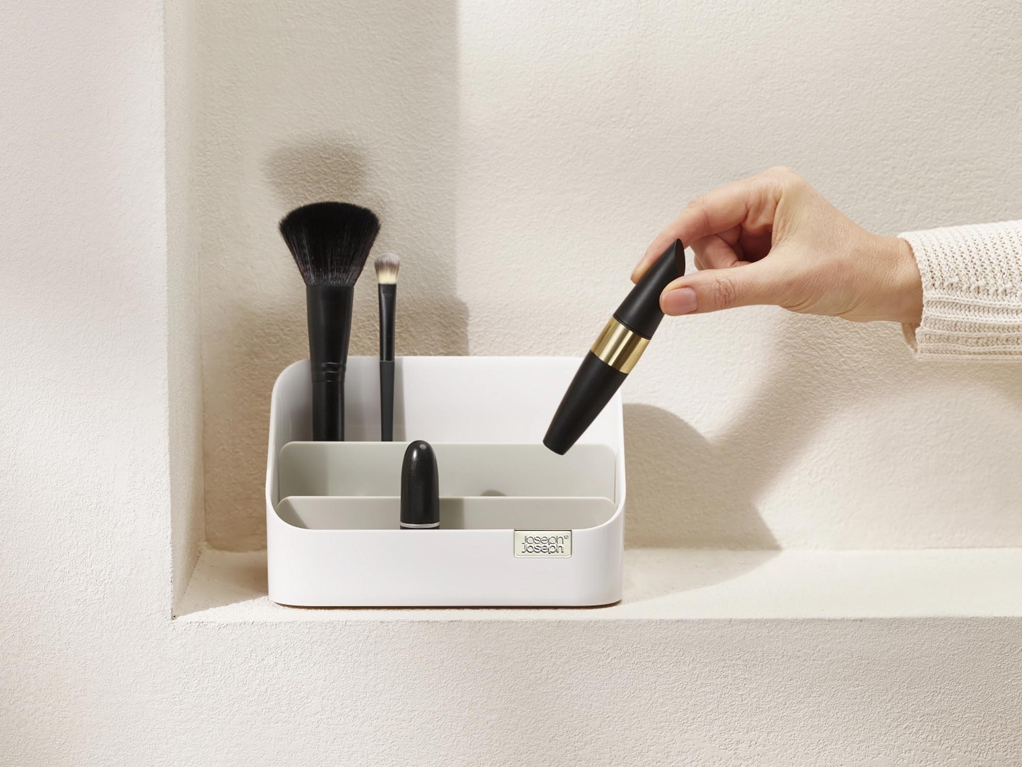 Der Viva Kosmetik-Organizer von Joseph Joseph bietet mit seinem cleveren, gestuften Design optimalen Platz für Ihre Beauty-Produkte. Maße: 18x10.7x11cm.