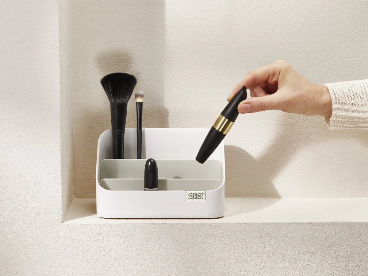 Viva gestufter Kosmetik-Organizer, 18x10.7x11cm in Beige präsentiert im Onlineshop von KAQTU Design AG. Pflege ist von Joseph Joseph