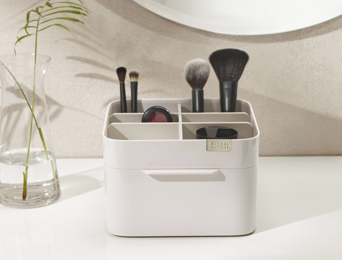 Viva Kosmetischer Organizer mit Schublade, 18.5x19.5x12cm in Beige präsentiert im Onlineshop von KAQTU Design AG. Pflege ist von Joseph Joseph