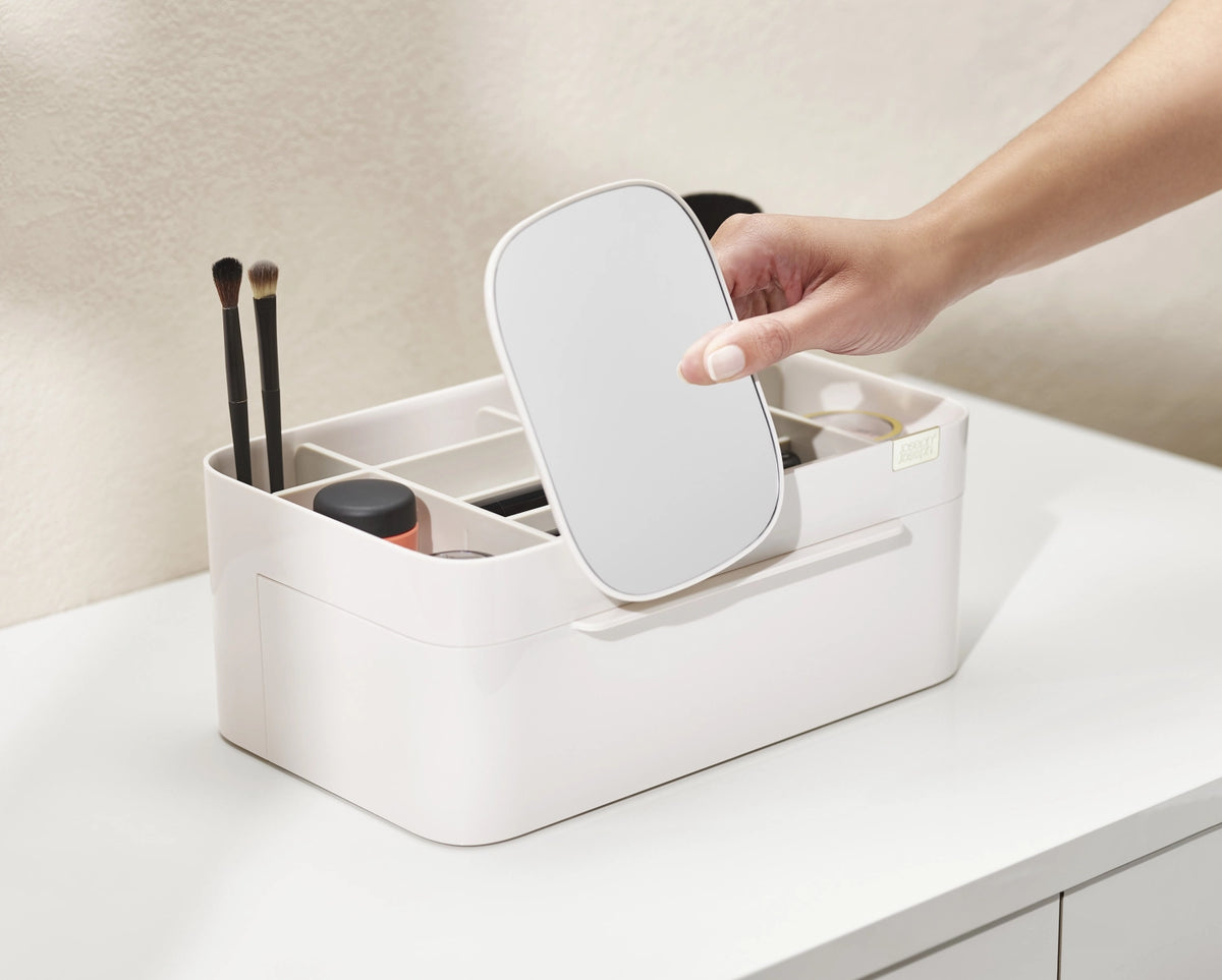 Viva grosser kosmetischer Organizer mit abnehmbarem Spiegel in Beige präsentiert im Onlineshop von KAQTU Design AG. Pflege ist von Joseph Joseph
