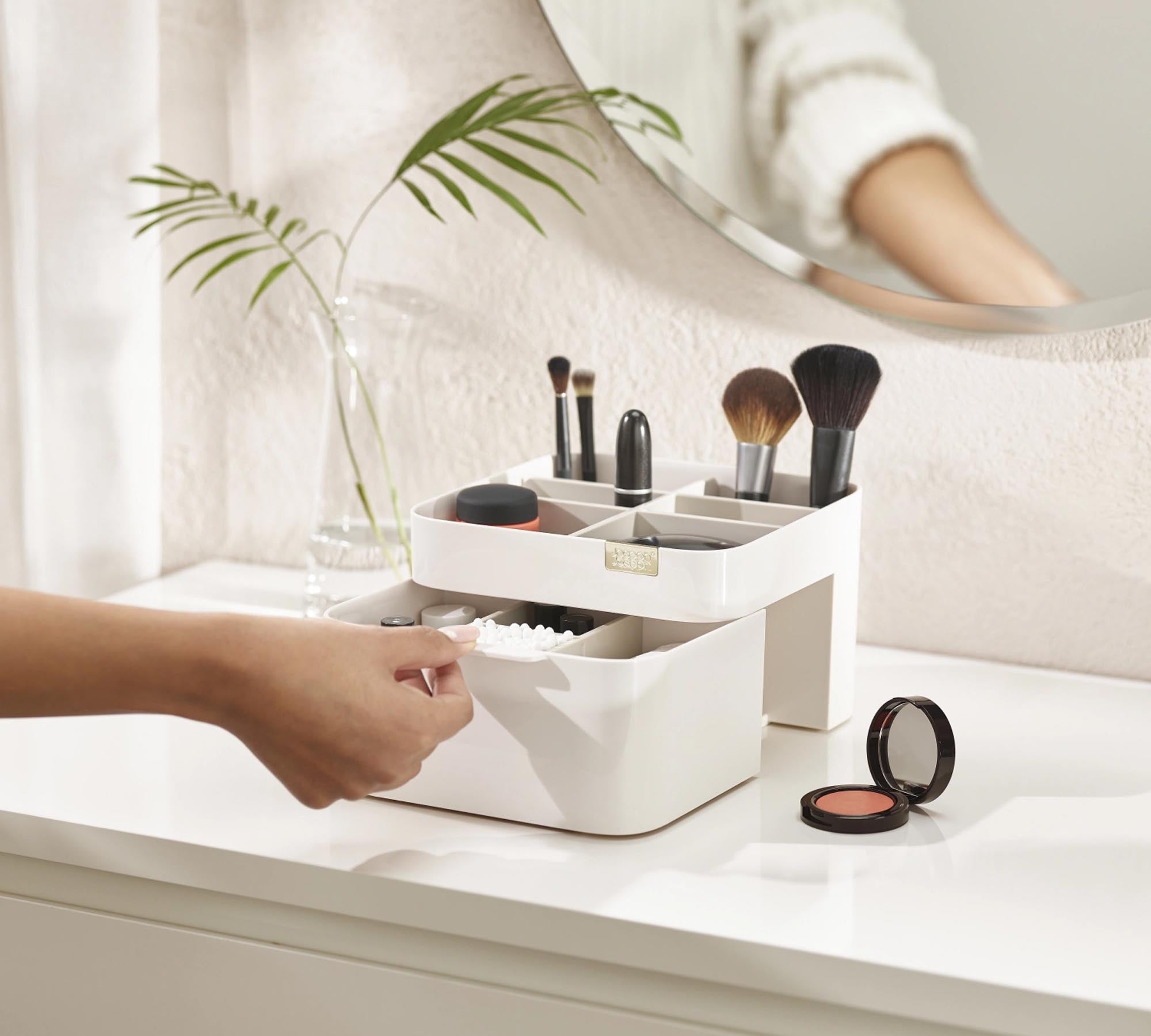 Praktisches Geschenkset von Joseph Joseph: Stilvoller Spiegel und praktischer Organizer für Ihre Kosmetik. Perfekt für jeden Beauty-Liebhaber!