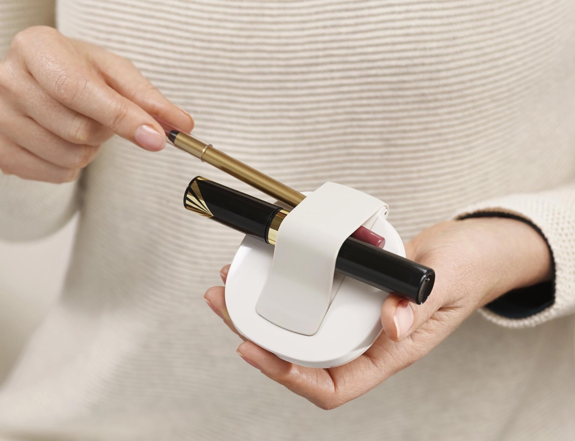 Praktisches Geschenkset von Joseph Joseph: Stilvoller Spiegel und praktischer Organizer für Ihre Kosmetik. Perfekt für jeden Beauty-Liebhaber!