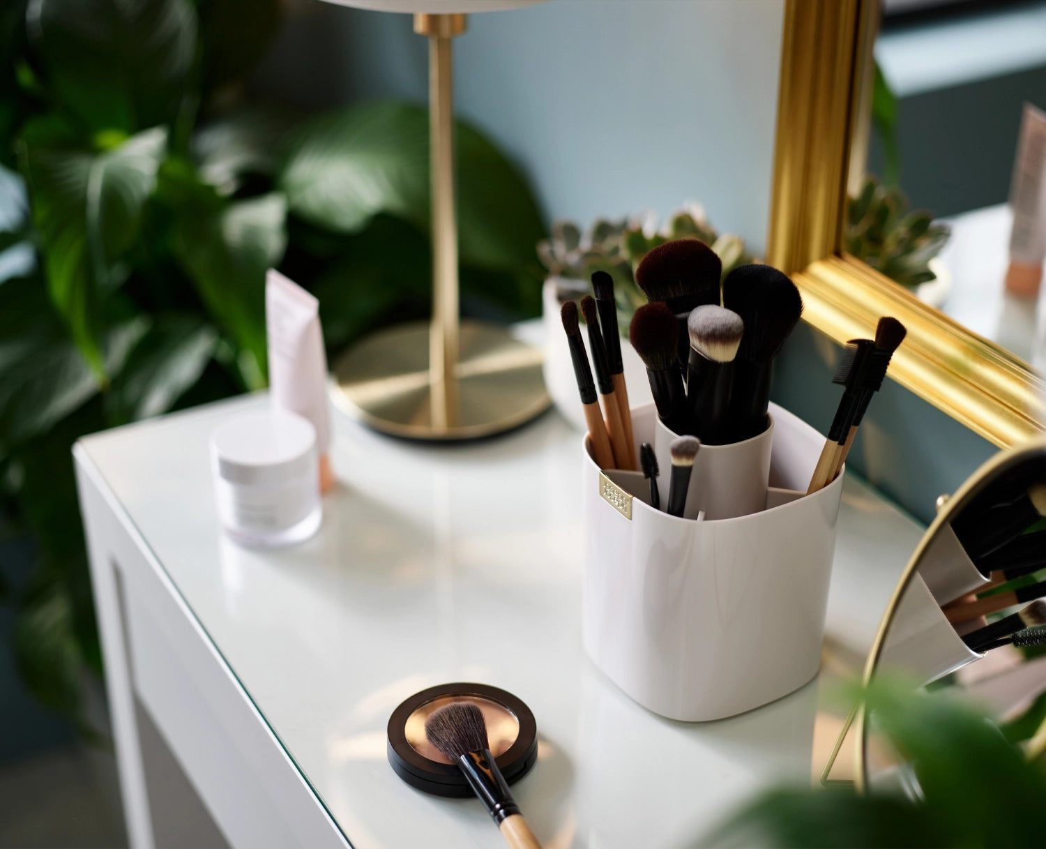 Viva Makeup Brush Pot Shell von Joseph Joseph, stilvolles Badzubehör zur Aufbewahrung von Make-up-Pinseln, modern und funktional.
