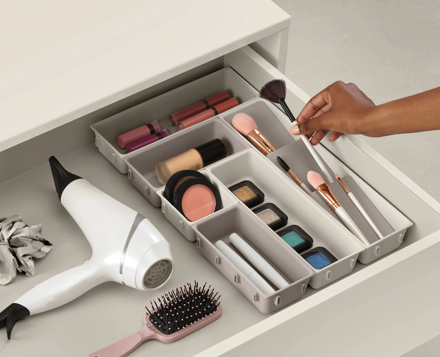 Viva Makeup Organizer Set Shell von Joseph Joseph, stilvolles 7-teiliges Set zur praktischen und ordentlichen Aufbewahrung von Make-up und Beauty-Produkten.