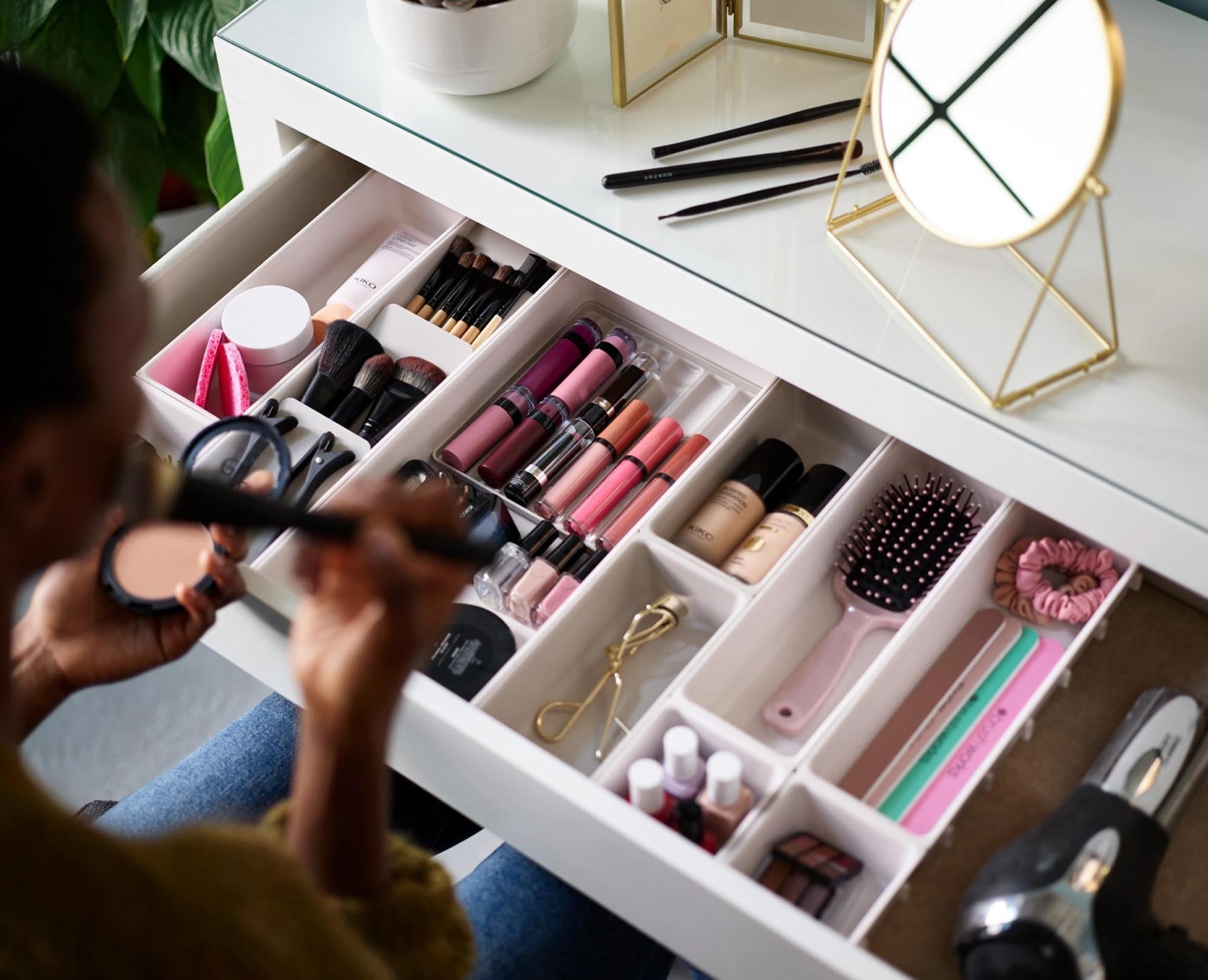 Viva 12 tlg. Makeup Organiser Set Shell von Joseph Joseph: Praktisches Set für die perfekte Organisation Ihrer Kosmetikprodukte in modernem Design.