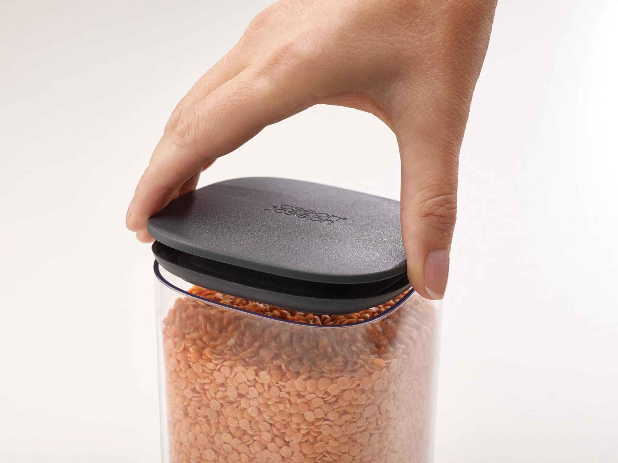 Elegantes 5-teiliges Food Store Podium von Joseph Joseph in stilvollem Grau – ideal für die platzsparende und hygienische Lagerung von Lebensmitteln.