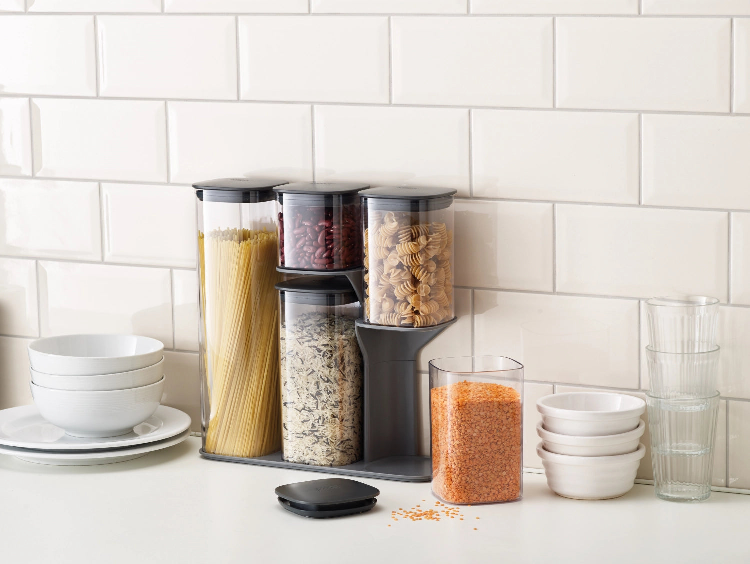 Praktisches 5-teiliges Vorratsbehälter-Set "Food Store Podium" in modernem Grau von Joseph Joseph, ideal für die übersichtliche Aufbewahrung von Lebensmitteln.